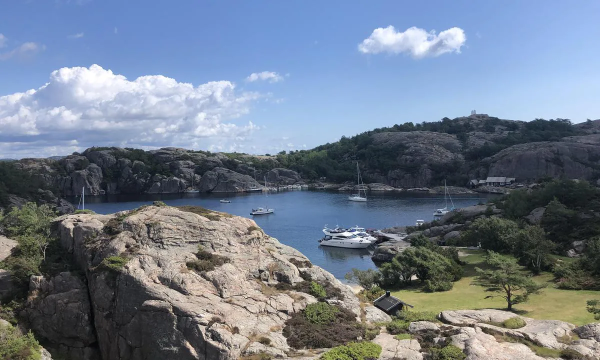 Ny-Hellesund - Olavsundet: {"base": "no", "no": "Bildet er tatt mot \u00f8st. Seilb\u00e5ter ankommer denne andedammen i fra syd.", "se": "Bilden \u00e4r tagen mot \u00f6st. Segelb\u00e5tar anl\u00e4nder denna andedamm fr\u00e5n syd.", "en": "The picture is taken towards the east. Sailboats arrive at this haven from the south.", "da": "Billedet er taget mod \u00f8st. Sejlb\u00e5de ankommer denne andedam fra syd."}