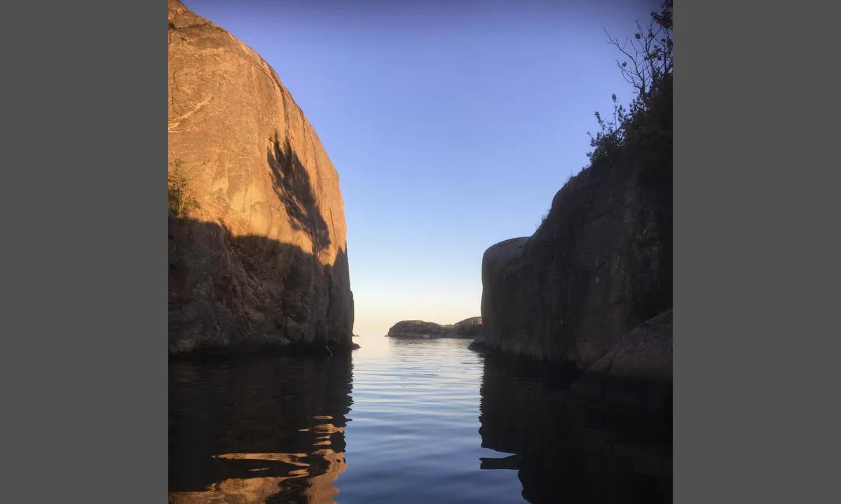 Ny-Hellesund - Olavsundet: {"base": "no", "no": "Olavsundet en stille kveld. Pass p\u00e5 grunnen her \u00f8st i sundet! Merket med en liten stake. Str\u00f8mledning med h\u00f8yde p\u00e5 12m. Skal du inn med seilb\u00e5t s\u00e5 seil inn fra s\u00f8r. Bilde er tatt mot s\u00f8r.", "se": "Olavsundet en stilla kv\u00e4ll. Se upp f\u00f6r grunden h\u00e4r \u00f6ster om sundet! M\u00e4rkt med en liten stake. Kraftledning med en h\u00f6jd p\u00e5 12m. Ska du in med segelb\u00e5t s\u00e5 segla in fr\u00e5n s\u00f6der. Bilden \u00e4r tagen mot s\u00f6der.", "en": "Olavsundet on a quiet evening. Watch out for the shoal here in the eastern part of the strait! Marked with a small stake. Power line with a height of 12m. If you are entering with a sailboat, sail in from the south. The picture is taken facing south.", "da": "Olavsundet en stille aften. Pas p\u00e5 grunden her \u00f8st i sundet! Markeret med en lille stage. Str\u00f8mkabel med h\u00f8jde p\u00e5 12m. Skal du ind med sejlb\u00e5d, s\u00e5 sejl ind fra syd. Billedet er taget mod syd."}