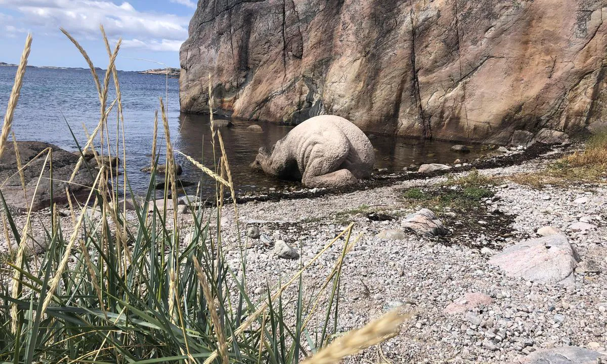 Ny-Hellesund - Olavsundet: Kunstverket «Den innadvendte stranding» ligger i Lydersbukta/Daumannsbukta på Kapelløya. 
Den skulle egentlig kun ligge her til låns en tid, men ingen hadde råd til å flytte den ut igjen. Kunstneren Ørntoft fikk omsider betalt gjennom andelsbrev, fylket og en slant i fra kommunen. (Kopi av denne ligger også i Oslo)