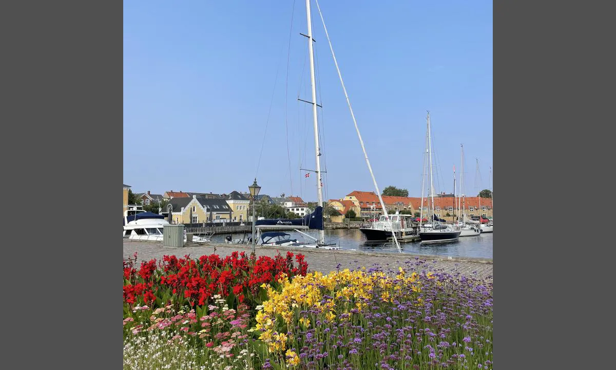 Nyborg Marina: {"base": "se", "no": "Bilde over kaien inne i byen, ved minnesmerket for D-dagen.<br>Str\u00f8m og vann ved kaien.", "se": "Bild ut\u00f6ver kajen inne i stan, vid min minnesm\u00e4rket f\u00f6r D-day. \r\nEl och vatten vid kajen.", "en": "View over the quay in the city, by the monument for D-day. Electricity and water at the quay.", "da": "Billede fra kajen i byen, ved mindesm\u00e6rket for D-dag.<br>Str\u00f8m og vand ved kajen."}