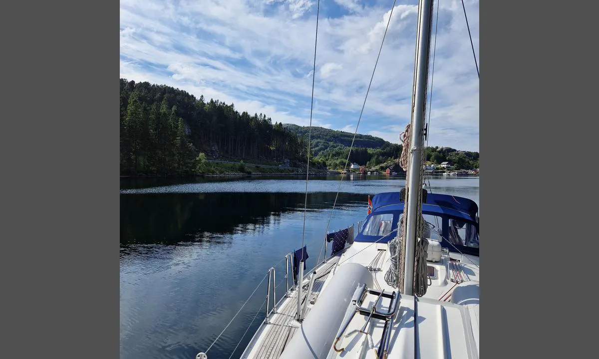 Nyhammeren: {"base": "no", "no": "Her med ankerfeste akter og p\u00e5le p\u00e5 land.", "se": "H\u00e4r med ankare akterut och p\u00e5le p\u00e5 land.", "en": "Here with a stern anchor and a pile on shore.", "da": "Her med ankerfeste agter og p\u00e6l p\u00e5 land."}