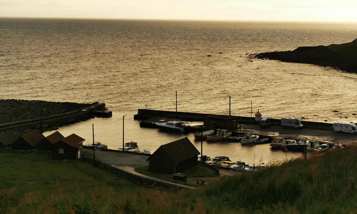 Obrestad havn: {"base": "no", "no": "30m trygg kaiplass,", "se": "30m trygg kajplats,", "en": "30m safe quay space", "da": "30m tryg kajplads,"}
