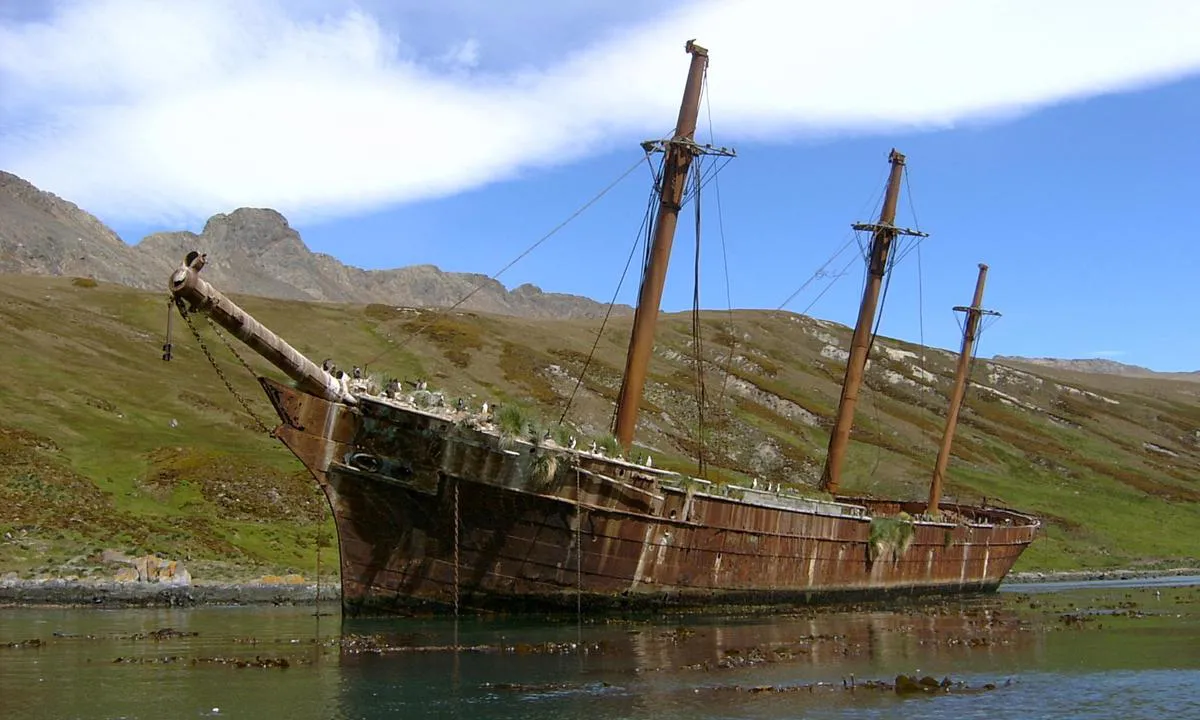 Ocean Harbour (New Fortuna Bay): {"base": "fr", "no": "Le Bayard, revet fra sitt anker av en storm i 1911", "se": "Le Bayard, rycktes fr\u00e5n sitt ankare av en storm 1911", "en": "The Bayard, torn from its anchor by a storm in 1911", "da": "Le Bayard, revet sig l\u00f8s fra sit anker under en storm i 1911", "fr": "Le Bayard, arrach\u00e9 de son ancre par une temp\u00eate en 1911", "de": "Der Bayard, von einem Sturm im Jahr 1911 von seinem Anker gerissen", "es": "El Bayard, arrancado de su ancla por una tormenta en 1911", "it": "Il Bayard, strappato dalla sua ancora durante una tempesta nel 1911", "pt": "Le Bayard, arrancado de sua \u00e2ncora por uma tempestade em 1911", "nl": "Le Bayard, losgerukt van zijn anker door een storm in 1911", "pl": "Bayard, wyrwany z kotwicy przez burz\u0119 w 1911 roku", "uk": "Le Bayard, \u0432\u0438\u0440\u0432\u0430\u043d\u0438\u0439 \u0437\u0456 \u0441\u0432\u043e\u0433\u043e \u044f\u043a\u043e\u0440\u044f \u0431\u0443\u0440\u0435\u044e \u0443 1911 \u0440\u043e\u0446\u0456", "ro": "Le Bayard, smuls de la ancor\u0103 de o furtun\u0103 \u00een 1911", "tr": "Le Bayard, 1911 y\u0131l\u0131nda bir f\u0131rt\u0131na taraf\u0131ndan demirinden kopar\u0131ld\u0131", "el": "\u039f Bayard, \u03bf \u03bf\u03c0\u03bf\u03af\u03bf\u03c2 \u03c0\u03b1\u03c1\u03b1\u03c3\u03cd\u03c1\u03b8\u03b7\u03ba\u03b5 \u03b1\u03c0\u03cc \u03c4\u03b7\u03bd \u03ac\u03b3\u03ba\u03c5\u03c1\u03ac \u03c4\u03bf\u03c5 \u03ba\u03b1\u03c4\u03ac \u03c4\u03b7 \u03b4\u03b9\u03ac\u03c1\u03ba\u03b5\u03b9\u03b1 \u03ba\u03b1\u03c4\u03b1\u03b9\u03b3\u03af\u03b4\u03b1\u03c2 \u03c4\u03bf 1911", "cs": "Lo\u010f Bayard, vytr\u017een\u00e1 ze sv\u00e9ho kotvi\u0161t\u011b bou\u0159\u00ed v roce 1911", "hu": "A Bayardot egy vihar leszak\u00edtotta horgony\u00e1r\u00f3l 1911-ben", "fi": "Le Bayard, myrskyn ankkuristaan irrottama vuonna 1911", "bg": "Le Bayard, \u043e\u0442\u043d\u0435\u0441\u0435\u043d \u043e\u0442 \u043a\u043e\u0442\u0432\u0430\u0442\u0430 \u0441\u0438 \u043e\u0442 \u0431\u0443\u0440\u044f \u043f\u0440\u0435\u0437 1911 \u0433.", "sr": "Bayard, koji je oluja odvojila od sidra 1911. godine", "et": "Bayard, mille torm 1911. aastal ankrust lahti t\u00f5mbas", "lv": "Bayards, ko 1911. gada v\u0113tr\u0101 nor\u0101va no enkura", "lt": "Bayardas, nuo savo inkar\u0173 nupl\u0117\u0161tas audros 1911 metais"}