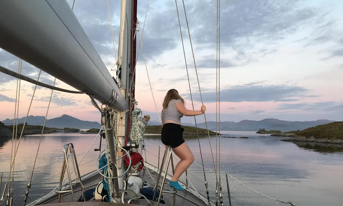 Oddane: {"base": "no", "no": "Trang innsegling utan sj\u00f8merker. Lurt \u00e5 ha nokon p\u00e5 baugen og f\u00f8lgje med p\u00e5 ekkolodd", "se": "Tr\u00e5ng infart utan sj\u00f6m\u00e4rken. Bra att ha n\u00e5gon p\u00e5 f\u00f6ren och f\u00f6lja med p\u00e5 ekolod", "en": "Narrow approach without sea marks. Wise to have someone on the bow and keep an eye on the echo sounder", "da": "Trang indsejling uden s\u00f8m\u00e6rker. Det kan v\u00e6re klogt at have nogen p\u00e5 st\u00e6vnen og f\u00f8lge med p\u00e5 ekkolod"}