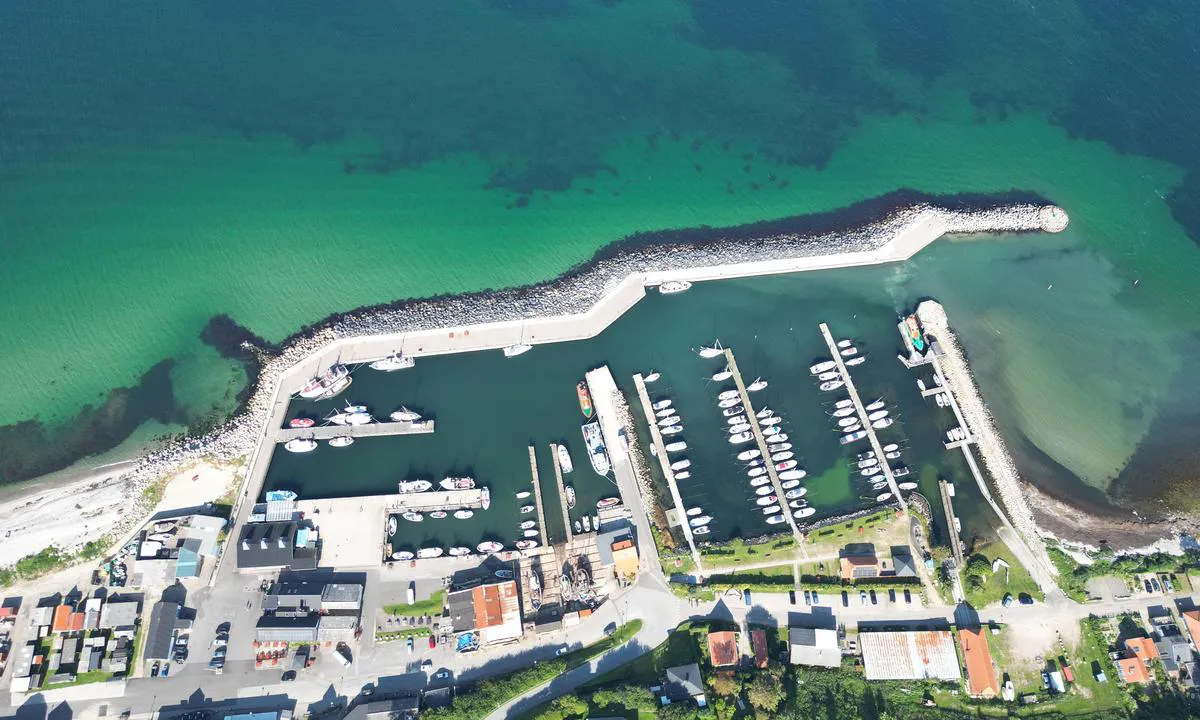 {"base": "da", "no": "Odden havn", "se": "Odden hamn", "en": "Odden Harbour", "da": "Odden havn"}
