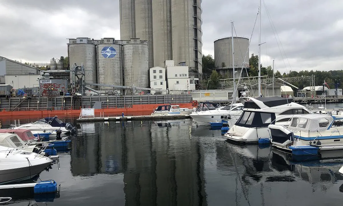 Odden Marina - Slemmestad: I Slemmestad ligger du tett på industrien, med sementfabrikken til Norcem rett bak bryggene.