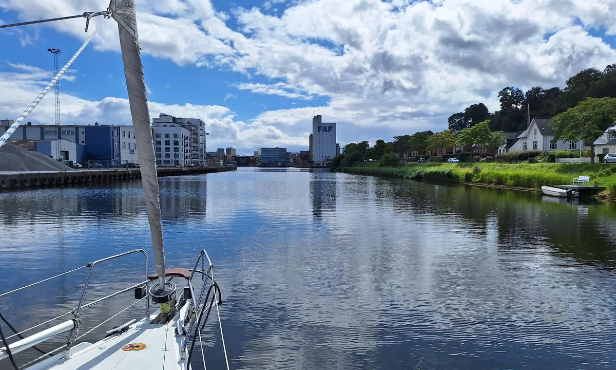 Odense gjestehavn: {"base": "no", "no": "I enden av kanalen ser vi kornsiloer og den industrihavnen, f\u00f8r det er det Odins bro (sjekk \u00e5pningstider). Ta bygningen med \"FAF\" om babord s\u00e5 er du der.", "se": "I slutet av kanalen ser vi kornsilor och den industrihamnen, f\u00f6re det \u00e4r det Odins bro (kontrollera \u00f6ppettider). Ta byggnaden med 'FAF' p\u00e5 babord s\u00e5 \u00e4r du d\u00e4r.", "en": "At the end of the canal, we see grain silos and the industrial harbor; before that, there is Odin's Bridge (check opening hours). Keep the building with 'FAF' to port, and you are there.", "da": "I enden af kanalen ser vi kornsiloer og den industrihavn, f\u00f8r det er det Odins bro (tjek \u00e5bningstider). Tag bygningen med \"FAF\" om bagbord s\u00e5 er du der."}