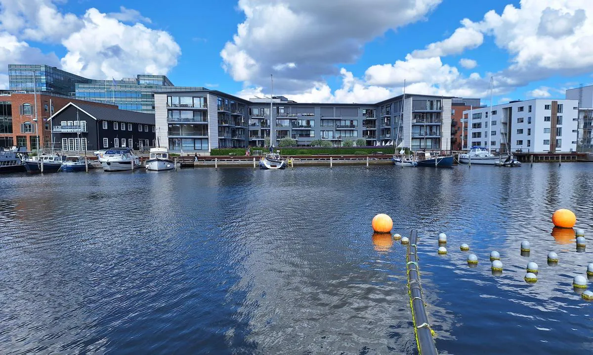 {"base": "no", "no": "Det er vanligvis lite b\u00e5ter i Odense gjestehavn. Det er p\u00e5ler til akterfort\u00f8yning, ca 13-14m fra brygga, bredden er godt over 5m. H\u00f8yden p\u00e5 brygga ar akkurat passe. Det er str\u00f8m og vann p\u00e5 brygga. Du betaler i Euro med paypal (2024). WC og dusj noen titalls meter \u00e5 g\u00e5. Matbutikker (Netto & Rema) ca 100m \u00e5 g\u00e5. Havnebadet er like ved og er gratis. Det er et lite stykke \u00e5 g\u00e5 til jernbanestasjonen, over en bro. P\u00e5 den kan du g\u00e5 ned p\u00e5 perrongen og stasjonen eller ta rett fram til sentrum. Like ved havna er det en popul\u00e6r mathall. P\u00e5 andre siden av bukta ligger b\u00e5tforeningen som selger maritim Diesel. Det er gode togforbindelser til de fleste steder i Danmark.", "se": "Det finns vanligtvis f\u00e5 b\u00e5tar i Odense g\u00e4sthamn. Det finns p\u00e5lar f\u00f6r akterf\u00f6rt\u00f6jning, cirka 13-14m fr\u00e5n bryggan, bredden \u00e4r v\u00e4l \u00f6ver 5m. H\u00f6jden p\u00e5 bryggan \u00e4r precis lagom. Det finns str\u00f6m och vatten p\u00e5 bryggan. Du betalar i Euro med paypal (2024). WC och dusch n\u00e5gra tiotal meter bort. Livsmedelsbutiker (Netto & Rema) cirka 100m bort. Hamnbadet ligger precis intill och \u00e4r gratis. Det \u00e4r en bit att g\u00e5 till j\u00e4rnv\u00e4gsstationen, \u00f6ver en bro. P\u00e5 den kan du g\u00e5 ner p\u00e5 perrongen och stationen eller ta rakt fram till centrum. Precis vid hamnen finns en popul\u00e4r mathall. P\u00e5 andra sidan viken ligger b\u00e5tklubben som s\u00e4ljer maritim Diesel. Det finns bra t\u00e5gf\u00f6rbindelser till de flesta st\u00e4llen i Danmark.", "en": "There are usually few boats in Odense guest harbor. There are piles for stern mooring, approximately 13-14m from the dock, the width is well over 5m. The height of the dock is just right. There is power and water at the dock. You pay in Euros via PayPal (2024). WC and showers are a few tens of meters away. Grocery stores (Netto & Rema) are approximately 100m away. The harbor bath is nearby and free of charge. It is a bit of a walk to the train station, over a bridge. From there you can go down to the platform and station or head straight to the city center. Close to the harbor, there is a popular food hall. On the other side of the bay lies the boat club that sells marine diesel. There are good train connections to most places in Denmark.", "da": "Der er normalt f\u00e5 b\u00e5de i Odense g\u00e6stehavn. Der er pullerter til agterfort\u00f8jning, ca. 13-14m fra broen, bredden er godt over 5m. H\u00f8jden p\u00e5 broen er lige tilpas. Der er str\u00f8m og vand p\u00e5 broen. Du betaler i Euro med PayPal (2024). WC og brusebad er nogle titalls meter v\u00e6k. Madbutikker (Netto & Rema) ca. 100m v\u00e6k. Havnebadet er lige ved og er gratis. Det er et lille stykke at g\u00e5 til jernbanestationen, over en bro. P\u00e5 den kan du g\u00e5 ned p\u00e5 perronen og stationen eller tage lige frem til centrum. Lige ved havnen er der en popul\u00e6r mathal. P\u00e5 den anden side af bugten ligger b\u00e5dforeningen, som s\u00e6lger maritim diesel. Der er gode togforbindelser til de fleste steder i Danmark."}