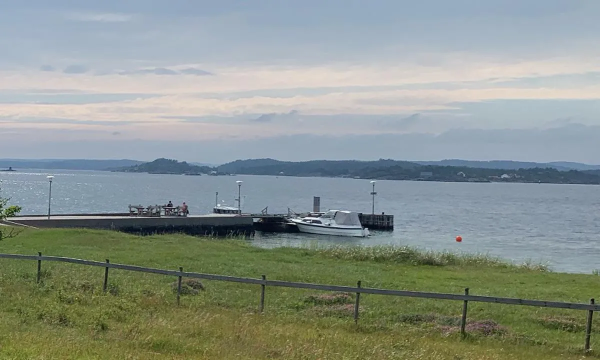 Øitangen Jomfruland: {"base": "no", "no": "Bildet er tatt fra Jomfruland med utsikt langs Jomfrulandsrenna mot s\u00f8rvest.", "se": "Bilden \u00e4r tagen fr\u00e5n Jomfruland med utsikt l\u00e4ngs Jomfrulandsr\u00e4nnan mot sydv\u00e4st.", "en": "The picture is taken from Jomfruland with a view along Jomfrulandsrenna towards the southwest.", "da": "Billedet er taget fra Jomfruland med udsigt langs Jomfrulandsrenna mod sydvest."}