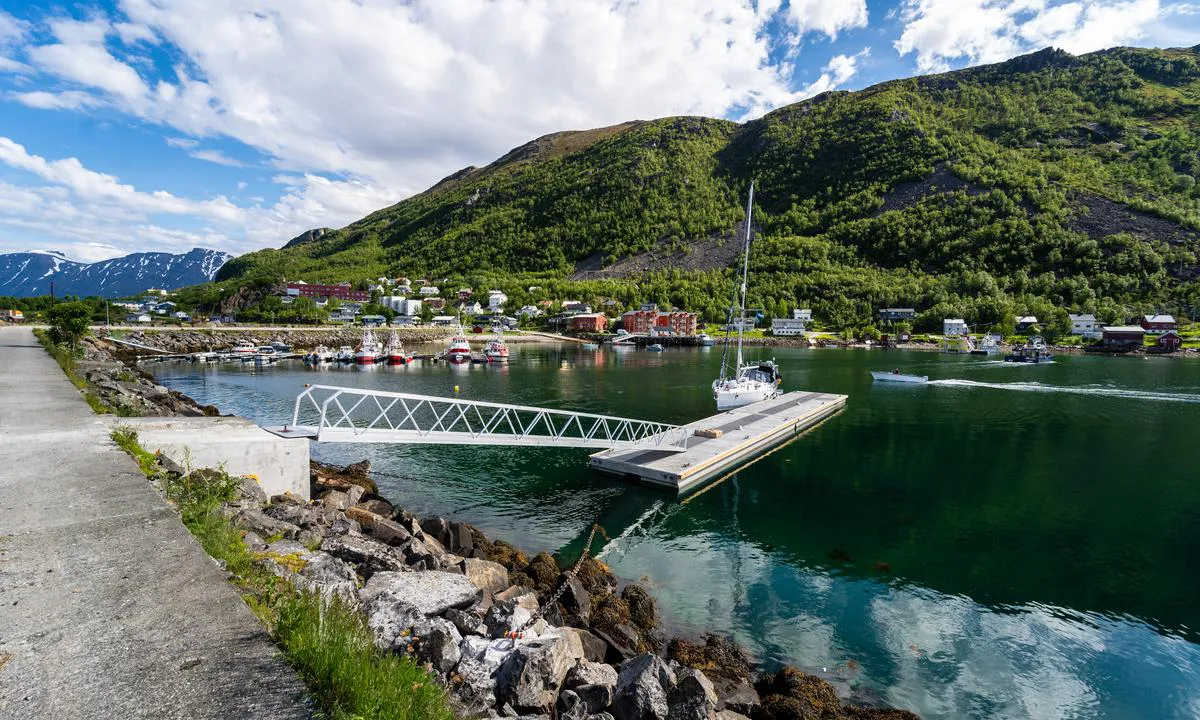 Øksfjord: Ny flytebrygge, kommunal, montert ferdig 24. juni 2021.