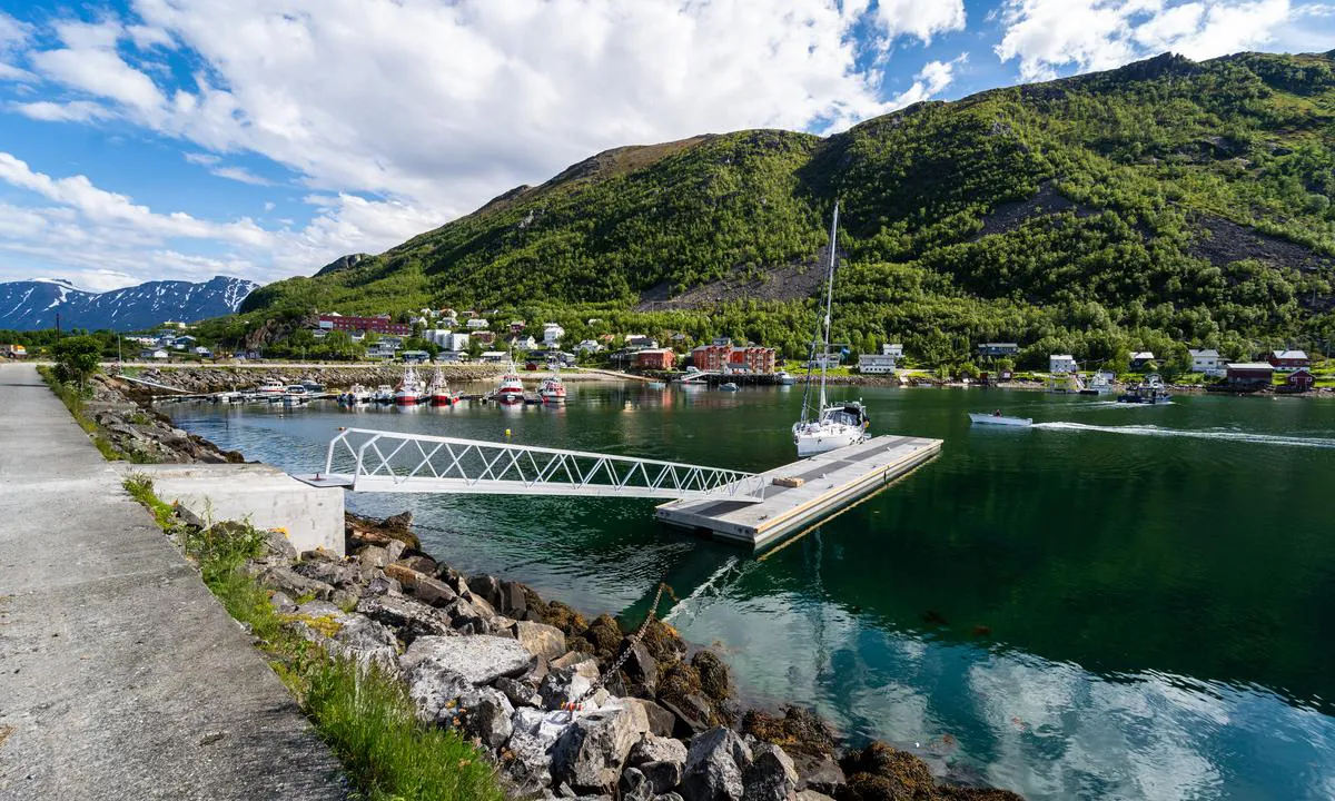 Øksfjord: {"base": "no", "no": "Ny flytebrygge, kommunal, montert ferdig 24. juni 2021.", "se": "Ny flytbrygga, kommunal, monterad f\u00e4rdig 24 juni 2021.", "en": "New floating dock, municipal, installed on 24th June 2021.", "da": "Ny flydebro, kommunal, monteret f\u00e6rdig 24. juni 2021."}