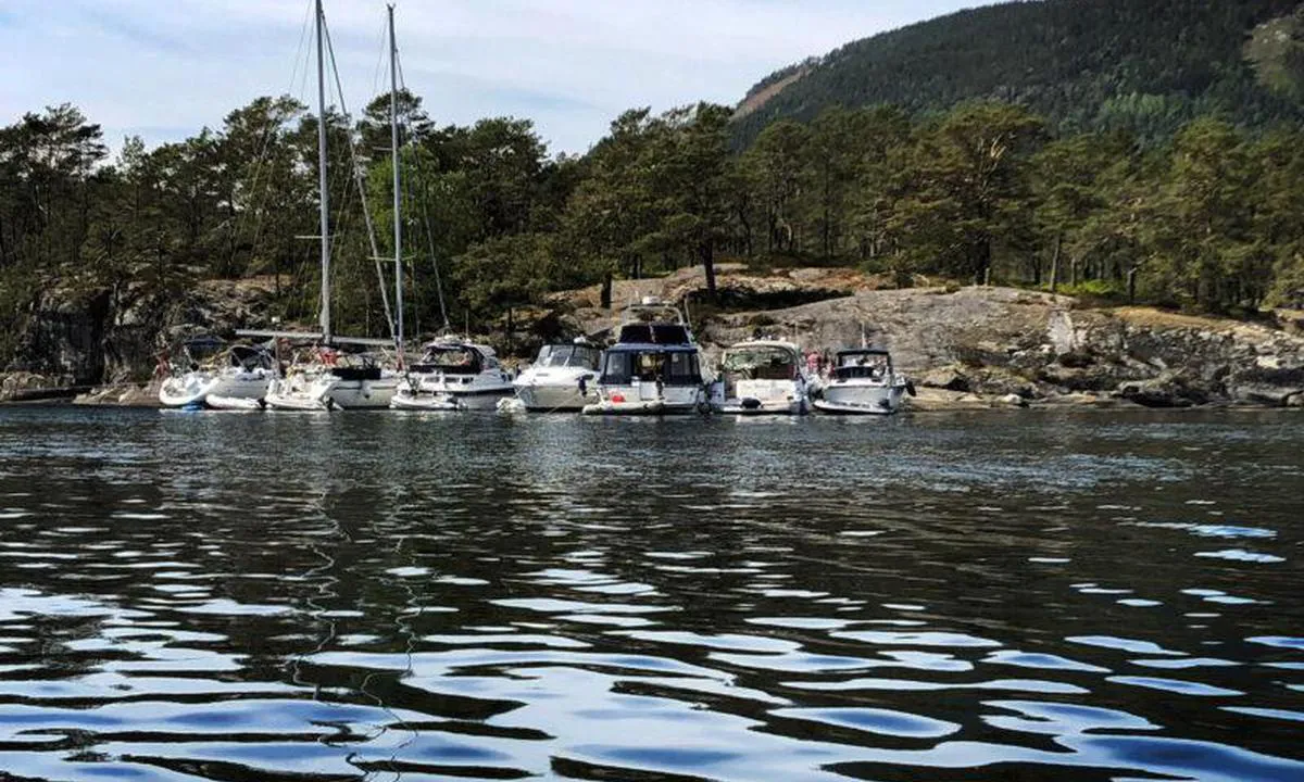 Bergaholmen - Økstrafjorden: {"base": "no", "no": "Fra: https://www.ryfri.no/perler/skaholmen-berge", "se": "Fr\u00e5n: https://www.ryfri.no/perler/skaholmen-berge", "en": "From: https://www.ryfri.no/perler/skaholmen-berge", "da": "Fra: https://www.ryfri.no/perler/skaholmen-berge"}