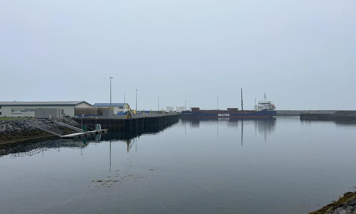 Ólafsvík: {"base": "en", "no": "Hovedhavnebassenget, med havneinngangen til h\u00f8yre for lasteskipet, og drivstoffpontoen til venstre.", "se": "Huvudhamnsbass\u00e4ngen, med hamninloppet till h\u00f6ger om lastfartyget, och br\u00e4nslepontonen till v\u00e4nster.", "en": "The main harbour bassin, with the harbour entrance to the right of the cargo vessel, and the fuel pontoon on the left.", "da": "Hovedhavnebassinet, med havneindgangen til h\u00f8jre for fragtskibet og br\u00e6ndstofpontonen til venstre.", "fr": "Le bassin principal du port, avec l'entr\u00e9e du port \u00e0 droite du navire de charge, et le ponton de carburant \u00e0 gauche.", "de": "Das Hauptbecken des Hafens, mit der Hafeneinfahrt rechts vom Frachtschiff und dem Tankpontoon links.", "es": "El bassin principal del puerto, con la entrada del puerto a la derecha del buque de carga, y el pont\u00f3n de combustible a la izquierda.", "it": "Il bacino principale del porto, con l'entrata del porto a destra della nave da carico e il pontile di rifornimento a sinistra.", "pt": "O principal bacia do porto, com a entrada do porto \u00e0 direita do navio de carga, e o pont\u00e3o de combust\u00edvel \u00e0 esquerda.", "nl": "Het hoofdhavenbekken, met de haveningang rechts van het vrachtschip, en de brandstofsteiger aan de linkerkant.", "pl": "G\u0142\u00f3wna zatoka portowa, z wej\u015bciem do portu na prawo od statku towarowego oraz z pomostem paliwowym po lewej stronie.", "uk": "\u0413\u043e\u043b\u043e\u0432\u043d\u0438\u0439 \u0431\u0430\u0441\u0435\u0439\u043d \u043f\u043e\u0440\u0442\u0443, \u0437 \u0432\u0445\u043e\u0434\u043e\u043c \u0443 \u043f\u043e\u0440\u0442 \u043f\u0440\u0430\u0432\u043e\u0440\u0443\u0447 \u0432\u0456\u0434 \u0432\u0430\u043d\u0442\u0430\u0436\u043d\u043e\u0433\u043e \u0441\u0443\u0434\u043d\u0430 \u0456 \u043f\u0430\u043b\u0438\u0432\u043d\u0438\u043c \u043f\u043e\u043d\u0442\u043e\u043d\u043e\u043c \u043b\u0456\u0432\u043e\u0440\u0443\u0447.", "ro": "Bazinul principal al portului, cu intrarea \u00een port \u00een dreapta navei de marf\u0103 \u0219i pontonul de alimentare \u00een st\u00e2nga.", "tr": "Ana liman havuzu, kargo gemisinin sa\u011f\u0131ndaki liman giri\u015fi ve sol taraftaki yak\u0131t pontonu ile.", "el": "\u0397 \u03ba\u03cd\u03c1\u03b9\u03b1 \u03bb\u03b5\u03ba\u03ac\u03bd\u03b7 \u03c4\u03bf\u03c5 \u03bb\u03b9\u03bc\u03b1\u03bd\u03b9\u03bf\u03cd \u03bc\u03b5 \u03c4\u03b7\u03bd \u03b5\u03af\u03c3\u03bf\u03b4\u03bf \u03c4\u03bf\u03c5 \u03bb\u03b9\u03bc\u03b1\u03bd\u03b9\u03bf\u03cd \u03c3\u03c4\u03b1 \u03b4\u03b5\u03be\u03b9\u03ac \u03c4\u03bf\u03c5 \u03c6\u03bf\u03c1\u03c4\u03b7\u03b3\u03bf\u03cd \u03c0\u03bb\u03bf\u03af\u03bf\u03c5 \u03ba\u03b1\u03b9 \u03c4\u03b7\u03bd \u03c0\u03bb\u03c9\u03c4\u03ae \u03b4\u03b5\u03be\u03b1\u03bc\u03b5\u03bd\u03ae \u03ba\u03b1\u03c5\u03c3\u03af\u03bc\u03c9\u03bd \u03c3\u03c4\u03b1 \u03b1\u03c1\u03b9\u03c3\u03c4\u03b5\u03c1\u03ac.", "cs": "Hlavn\u00ed p\u0159\u00edstavn\u00ed baz\u00e9n, s vjezdem do p\u0159\u00edstavu napravo od n\u00e1kladn\u00ed lodi a benz\u00ednov\u00fdm pontonem nalevo.", "hu": "A f\u0151 kik\u00f6t\u0151i medence, a kik\u00f6t\u0151 bej\u00e1rata a teherhaj\u00f3 jobb oldal\u00e1n tal\u00e1lhat\u00f3, \u00e9s az \u00fczemanyag-pontonos bal oldalon.", "fi": "P\u00e4\u00e4satama-alta, jossa sataman sis\u00e4\u00e4nk\u00e4ynti rahtialuksen oikealla puolella ja tankkuponttoni vasemmalla puolella.", "bg": "\u041e\u0441\u043d\u043e\u0432\u043d\u0438\u044f\u0442 \u043f\u0440\u0438\u0441\u0442\u0430\u043d\u0438\u0449\u0435\u043d \u0431\u0430\u0441\u0435\u0439\u043d, \u0441 \u0432\u0445\u043e\u0434\u0430 \u043d\u0430 \u043f\u0440\u0438\u0441\u0442\u0430\u043d\u0438\u0449\u0435\u0442\u043e \u0432\u0434\u044f\u0441\u043d\u043e \u043e\u0442 \u0442\u043e\u0432\u0430\u0440\u043d\u0438\u044f \u043a\u043e\u0440\u0430\u0431, \u0438 \u0433\u043e\u0440\u0438\u0432\u043d\u0438\u044f\u0442 \u043f\u043e\u043d\u0442\u043e\u043d \u0432\u043b\u044f\u0432\u043e.", "sr": "Glavni lu\u010dki basen, sa ulazom u luku desno od teretnog broda, i pontonom za gorivo s leve strane.", "et": "Peamine sadamabassein, kus sadama sissep\u00e4\u00e4s on kaubalaeva paremal ja k\u00fctusepontoon vasakul.", "lv": "Galvenais ostas baseins, ar ostas ieeju pa labi no kravas ku\u0123a, un degvielas pontonu pa kreisi.", "lt": "Pagrindinis uosto baseinas, su uosto \u012fplauka de\u0161in\u0117je nuo krovininio laivo ir degal\u0173 pontonu kair\u0117je."}