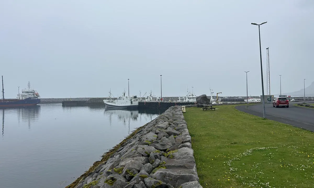 Ólafsvík: {"base": "en", "no": "Utsikt mot bryggen som skiller hovedbassenget fra sm\u00e5b\u00e5thavnen. Inngangen er rett foran den hvit-bl\u00e5 b\u00e5ten.", "se": "Utsikt mot piren som skiljer huvudbass\u00e4ngen fr\u00e5n sm\u00e5b\u00e5tshamnen. Inloppet \u00e4r precis framf\u00f6r den vit-bl\u00e5 b\u00e5ten.", "en": "View towards the pier seperating the main bassin from the small boat harbour. The entrance is just in front of the white-blue boat.", "da": "Udsigt mod molen, der adskiller hovedbassinet fra sm\u00e5b\u00e5dshavnen. Indgangen er lige foran den hvid-bl\u00e5 b\u00e5d.", "fr": "Vue vers la jet\u00e9e s\u00e9parant le bassin principal du port de plaisance. L'entr\u00e9e se trouve juste en face du bateau blanc et bleu.", "de": "Blick auf die Pier, die das Hauptbecken vom kleinen Bootshafen trennt. Der Eingang befindet sich direkt vor dem wei\u00df-blauen Boot.", "es": "Vista hacia el muelle que separa el cuenco principal del puerto de botes peque\u00f1os. La entrada est\u00e1 justo frente al barco blanco y azul.", "it": "Vista verso il molo che separa il bacino principale dal porto delle piccole imbarcazioni. L'ingresso \u00e8 proprio di fronte alla barca bianco-blu.", "pt": "Vista para o cais que separa a bacia principal do porto de pequenos barcos. A entrada est\u00e1 logo em frente ao barco branco-azul.", "nl": "Uitzicht op de pier die het hoofdbassin scheidt van de kleine jachthaven. De ingang is net voor de wit-blauwe boot.", "pl": "Widok na molo oddzielaj\u0105ce g\u0142\u00f3wny basen od przystani dla ma\u0142ych \u0142odzi. Wej\u015bcie znajduje si\u0119 tu\u017c przed bia\u0142o-niebiesk\u0105 \u0142odzi\u0105.", "uk": "\u0412\u0438\u0434 \u043d\u0430 \u043f\u0456\u0440\u0441, \u044f\u043a\u0438\u0439 \u0440\u043e\u0437\u0434\u0456\u043b\u044f\u0454 \u0433\u043e\u043b\u043e\u0432\u043d\u0438\u0439 \u0431\u0430\u0441\u0435\u0439\u043d \u0432\u0456\u0434 \u0433\u0430\u0432\u0430\u043d\u0456 \u0434\u043b\u044f \u043c\u0430\u043b\u0438\u0445 \u0447\u043e\u0432\u043d\u0456\u0432. \u0412\u0445\u0456\u0434 \u0437\u043d\u0430\u0445\u043e\u0434\u0438\u0442\u044c\u0441\u044f \u043f\u0440\u044f\u043c\u043e \u043f\u0435\u0440\u0435\u0434 \u0431\u0456\u043b\u043e-\u0431\u043b\u0430\u043a\u0438\u0442\u043d\u0438\u043c \u0447\u043e\u0432\u043d\u043e\u043c.", "ro": "Vedere c\u0103tre debarcaderul care separ\u0103 bazinul principal de portul pentru b\u0103rci mici. Intrarea este chiar \u00een fa\u021ba b\u0103rcii alb-albastru.", "tr": "Ana havuz ile k\u00fc\u00e7\u00fck tekne liman\u0131n\u0131 ay\u0131ran iskeleye do\u011fru manzara. Giri\u015f, beyaz-mavi teknenin tam \u00f6n\u00fcndedir.", "el": "\u0398\u03ad\u03b1 \u03c0\u03c1\u03bf\u03c2 \u03c4\u03b7\u03bd \u03c0\u03c1\u03bf\u03b2\u03bb\u03ae\u03c4\u03b1 \u03c0\u03bf\u03c5 \u03c7\u03c9\u03c1\u03af\u03b6\u03b5\u03b9 \u03c4\u03b7 \u03b2\u03b1\u03c3\u03b9\u03ba\u03ae \u03bb\u03b5\u03ba\u03ac\u03bd\u03b7 \u03b1\u03c0\u03cc \u03c4\u03bf \u03bb\u03b9\u03bc\u03ac\u03bd\u03b9 \u03b3\u03b9\u03b1 \u03bc\u03b9\u03ba\u03c1\u03ac \u03c3\u03ba\u03ac\u03c6\u03b7. \u0397 \u03b5\u03af\u03c3\u03bf\u03b4\u03bf\u03c2 \u03b2\u03c1\u03af\u03c3\u03ba\u03b5\u03c4\u03b1\u03b9 \u03b1\u03ba\u03c1\u03b9\u03b2\u03ce\u03c2 \u03bc\u03c0\u03c1\u03bf\u03c3\u03c4\u03ac \u03b1\u03c0\u03cc \u03c4\u03bf \u03bb\u03b5\u03c5\u03ba\u03cc-\u03bc\u03c0\u03bb\u03b5 \u03c3\u03ba\u03ac\u03c6\u03bf\u03c2.", "cs": "Pohled sm\u011brem k molu odd\u011bluj\u00edc\u00ed hlavn\u00ed baz\u00e9n od p\u0159\u00edstavu pro mal\u00e9 lod\u011b. Vjezd je p\u0159\u00edmo p\u0159ed b\u00edlo-modrou lod\u00ed.", "hu": "Kil\u00e1t\u00e1s a m\u00f3l\u00f3 fel\u00e9, amely elv\u00e1lasztja a f\u0151medenc\u00e9t a kis haj\u00f3k kik\u00f6t\u0151j\u00e9t\u0151l. A bej\u00e1rat k\u00f6zvetlen\u00fcl a feh\u00e9r-k\u00e9k haj\u00f3 el\u0151tt tal\u00e1lhat\u00f3.", "fi": "N\u00e4kym\u00e4 laiturille, joka erottaa p\u00e4\u00e4altaan pikkusatamasta. Sis\u00e4\u00e4nk\u00e4ynti on juuri valko-sinisen veneen edess\u00e4.", "bg": "\u0418\u0437\u0433\u043b\u0435\u0434 \u043a\u044a\u043c \u043a\u0435\u044f, \u043a\u043e\u0439\u0442\u043e \u043e\u0442\u0434\u0435\u043b\u044f \u043e\u0441\u043d\u043e\u0432\u043d\u0438\u044f \u0431\u0430\u0441\u0435\u0439\u043d \u043e\u0442 \u043c\u0430\u043b\u043a\u043e\u0442\u043e \u043f\u0440\u0438\u0441\u0442\u0430\u043d\u0438\u0449\u0435 \u0437\u0430 \u043b\u043e\u0434\u043a\u0438. \u0412\u0445\u043e\u0434\u044a\u0442 \u0435 \u0442\u043e\u0447\u043d\u043e \u043f\u0440\u0435\u0434 \u0431\u044f\u043b\u043e-\u0441\u0438\u043d\u044f\u0442\u0430 \u043b\u043e\u0434\u043a\u0430.", "sr": "Pogled ka molu koji razdvaja glavni bazen od luke za male \u010damce. Ulaz je odmah ispred belog-plavog \u010damca.", "et": "Vaade sadamanaisevasse lagendikule, mis eraldab peamist basseini v\u00e4ikelaevade sadamast. Sissep\u00e4\u00e4s on otse valge-sinise paadi ees.", "lv": "Skats uz piest\u0101tni, kas atdala galveno baseinu no maz\u0101s laivu ostas. Ieeja ir tie\u0161i balt-zil\u0101s laivas priek\u0161\u0101.", "lt": "Vaizdas \u012f prieplauk\u0105, skirian\u010di\u0105 pagrindin\u012f basein\u0105 nuo ma\u017e\u0173j\u0173 val\u010di\u0173 uosto. \u012e\u0117jimas yra tiesiai prie\u0161ais balta-m\u0117lyn\u0105 valt\u012f."}