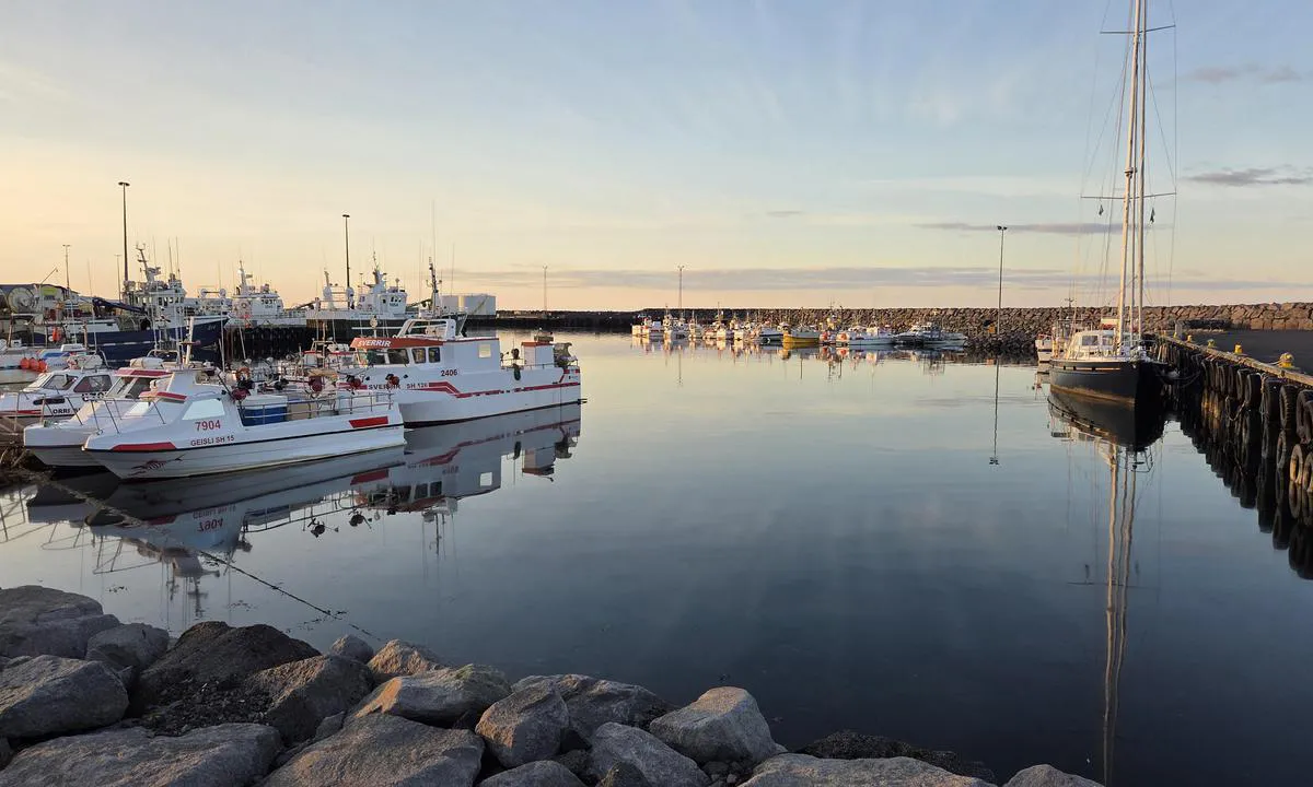 Ólafsvík: {"base": "en", "no": "Seilb\u00e5t ved s\u00f8r\u00f8stlig kai.", "se": "Segelb\u00e5t vid sydostliga kajen.", "en": "Sailboat at southeasterly pier.", "da": "Sejlb\u00e5d ved den syd\u00f8stlige mole.", "fr": "Voilier au quai sud-est.", "de": "Segelboot am s\u00fcd\u00f6stlichen Steg.", "es": "Velero en el muelle sureste.", "it": "Vela ormeggiata al molo sud-est.", "pt": "Veleiro no cais sudeste.", "nl": "Zeilboot bij de zuidoostelijke pier.", "pl": "Jacht przy nabrze\u017cu po\u0142udniowo-wschodnim.", "uk": "\u0412\u0456\u0442\u0440\u0438\u043b\u044c\u043d\u0438\u043a \u0431\u0456\u043b\u044f \u043f\u0456\u0440\u0441\u0443 \u043d\u0430 \u043f\u0456\u0432\u0434\u0435\u043d\u043d\u0438\u0439 \u0441\u0445\u0456\u0434.", "ro": "Velier l\u00e2ng\u0103 cheiul sud-estic.", "tr": "G\u00fcneydo\u011fu r\u0131ht\u0131m\u0131nda yelkenli tekne.", "el": "\u0399\u03c3\u03c4\u03b9\u03bf\u03c6\u03cc\u03c1\u03bf \u03c3\u03c4\u03bf \u03bd\u03bf\u03c4\u03b9\u03bf\u03b1\u03bd\u03b1\u03c4\u03bf\u03bb\u03b9\u03ba\u03cc \u03bc\u03cc\u03bb\u03bf.", "cs": "Plachetnice u jihov\u00fdchodn\u00edho mola.", "hu": "Vitorl\u00e1s a d\u00e9lkeleti m\u00f3l\u00f3n\u00e1l.", "fi": "Purjevene kaakkoispierill\u00e4.", "bg": "\u041f\u043b\u0430\u0442\u043d\u043e\u0445\u043e\u0434 \u043d\u0430 \u044e\u0433\u043e\u0438\u0437\u0442\u043e\u0447\u043d\u043e \u043a\u0435\u0439.", "sr": "Jedrilica na jugoisto\u010dnom molu.", "et": "Purjekas kagusuvise kai \u00e4\u00e4res.", "lv": "Bur\u0101kl\u0101ja piest\u0101tne uz dienvidaustrumiem.", "lt": "Jachta pietry\u010di\u0173 prieplaukoje."}