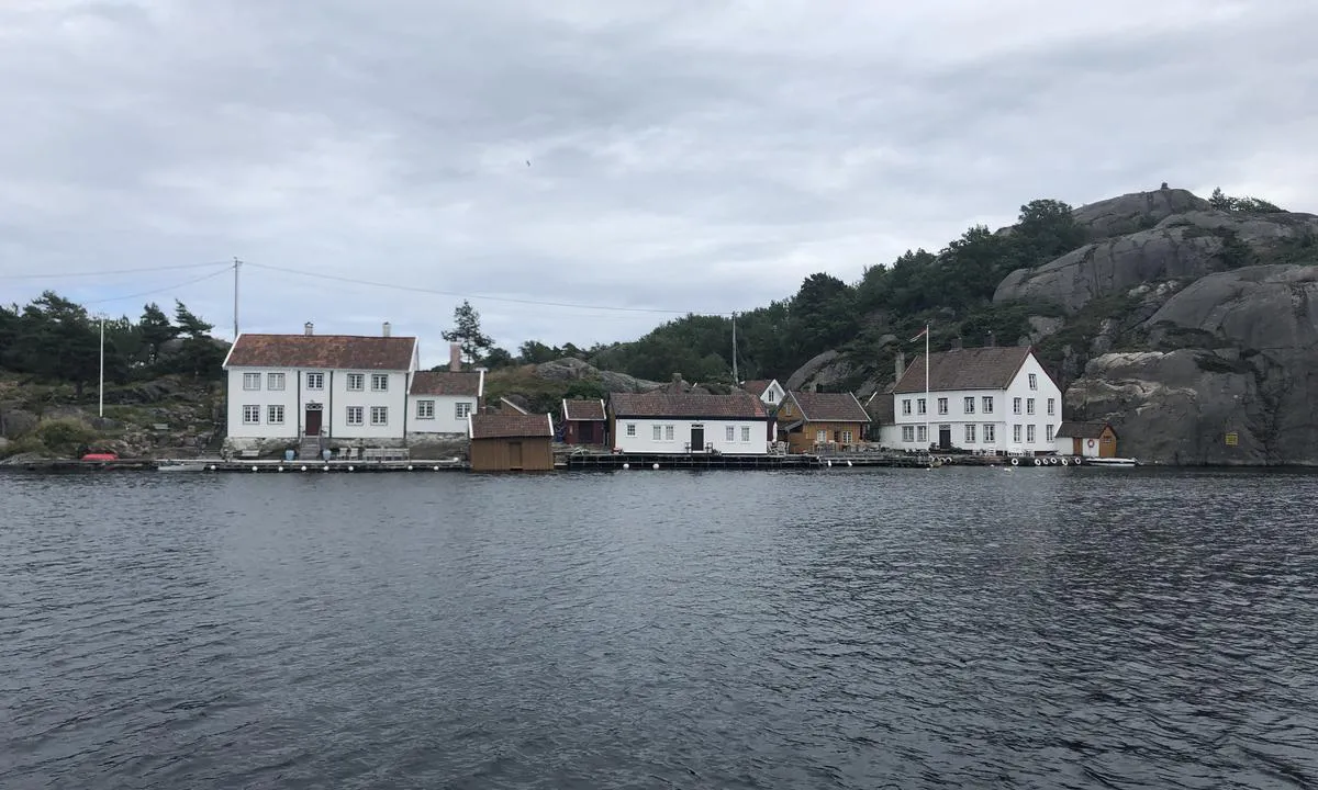 Ny-Hellesund ligger rett nord for Olavsundet, på andre siden av holmene.