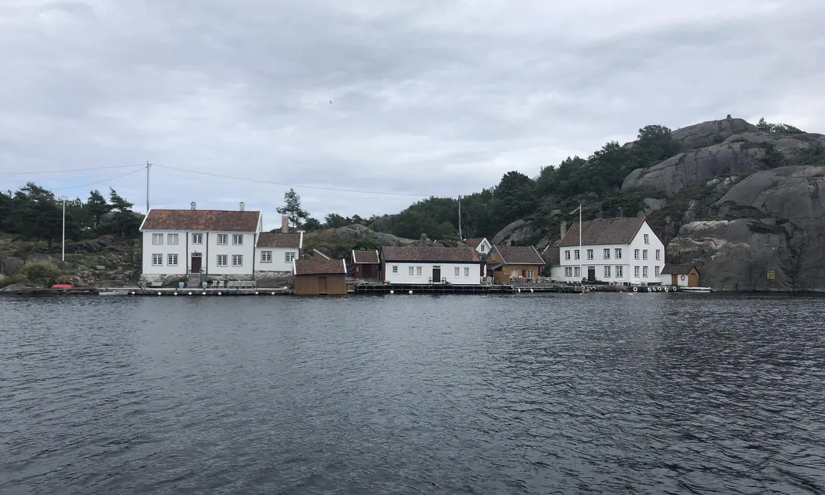 {"base": "no", "no": "Ny-Hellesund ligger rett nord for Olavsundet, p\u00e5 andre siden av holmene.", "se": "Ny-Hellesund ligger rakt norr om Olavsundet, p\u00e5 andra sidan av holmarna.", "en": "Ny-Hellesund is located directly north of Olavsundet, on the other side of the islets.", "da": "Ny-Hellesund ligger lige nord for Olavsundet, p\u00e5 den anden side af holmene."}
