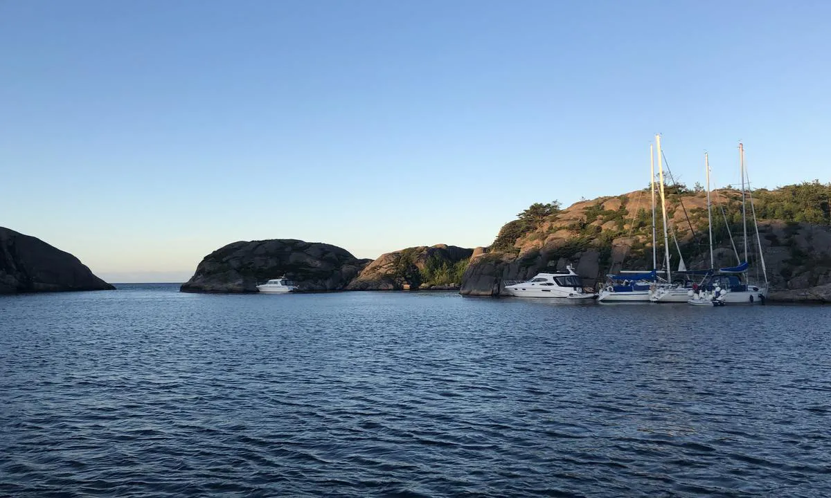 {"base": "no", "no": "Olavsundet ved Ny-Hellesund er en godt beskyttet naturhavn.", "se": "Olavsundet vid Ny-Hellesund \u00e4r en v\u00e4l skyddad naturhamn.", "en": "Olavsundet near Ny-Hellesund is a well-protected natural harbour.", "da": "Olavsundet ved Ny-Hellesund er en godt beskyttet naturhavn."}