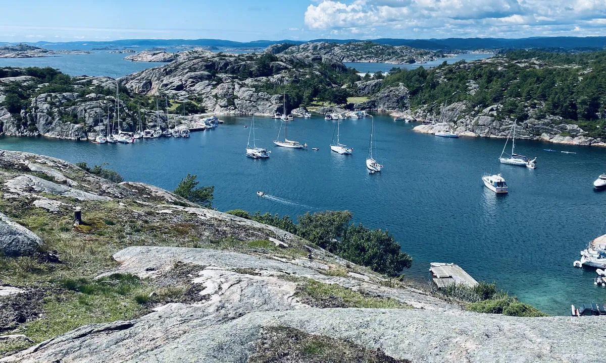 Ny-Hellesund - Olavsundet: Olavsundet tatt fra stien opp til toppen av Helgøya, juli 2020.