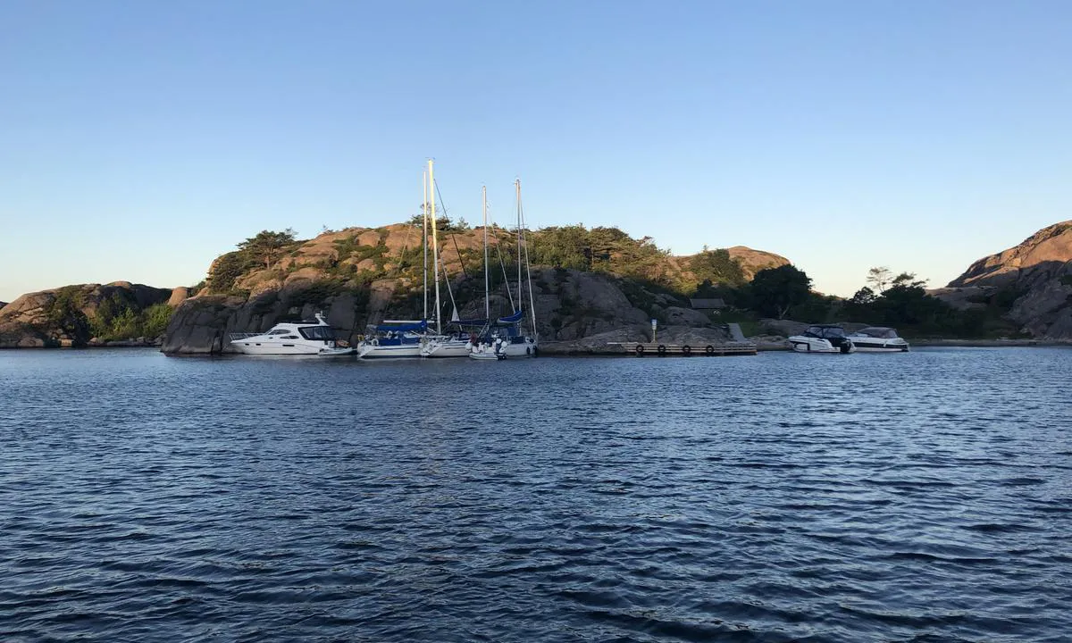 Ny-Hellesund - Olavsundet: {"base": "no", "no": "Det er flest plasser med fort\u00f8ying inn mot land, og ogs\u00e5 noen svaiplasser.", "se": "De flesta platserna \u00e4r f\u00f6rt\u00f6jda mot land, och det finns ocks\u00e5 n\u00e5gra svajplatser.", "en": "There are mostly mooring spots towards the shore, and also some swinging moorings.", "da": "Der er flest pladser med fort\u00f8jning ind mod land, og ogs\u00e5 nogle svajpladser."}
