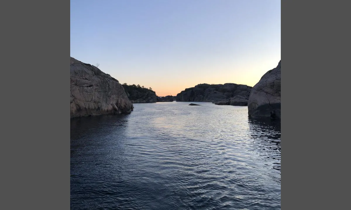 Ny-Hellesund - Olavsundet: {"base": "no", "no": "Innseilingen til Olavsundet er fra s\u00f8r. Den er ikke merket, men det g\u00e5r fint om du f\u00f8lger GPS.", "se": "Inseglingen till Olavsundet \u00e4r fr\u00e5n s\u00f6der. Den \u00e4r inte m\u00e4rkt, men det g\u00e5r bra om du f\u00f6ljer GPS.", "en": "The approach to Olavsundet is from the south. It is not marked, but it is fine if you follow GPS.", "da": "Indsejlingen til Olavsundet er fra syd. Den er ikke markeret, men det g\u00e5r fint, hvis du f\u00f8lger GPS."}