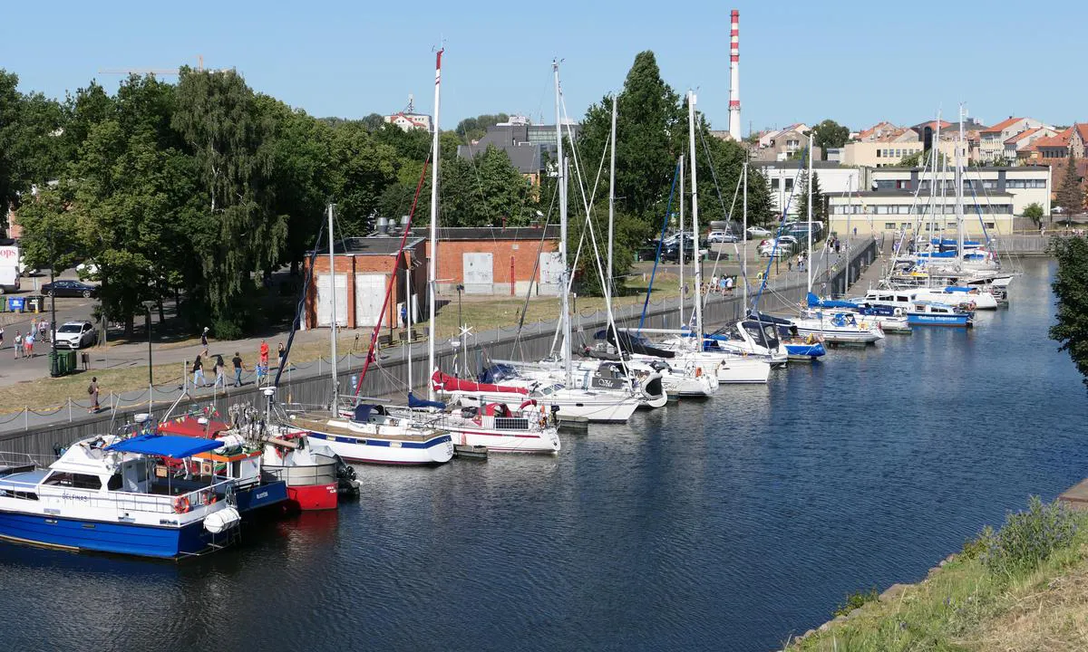 Old Castle Harbour Marina: {"base": "en", "no": "castle harbor", "se": "castle harbor", "en": "castle harbor", "da": "slot havn"}