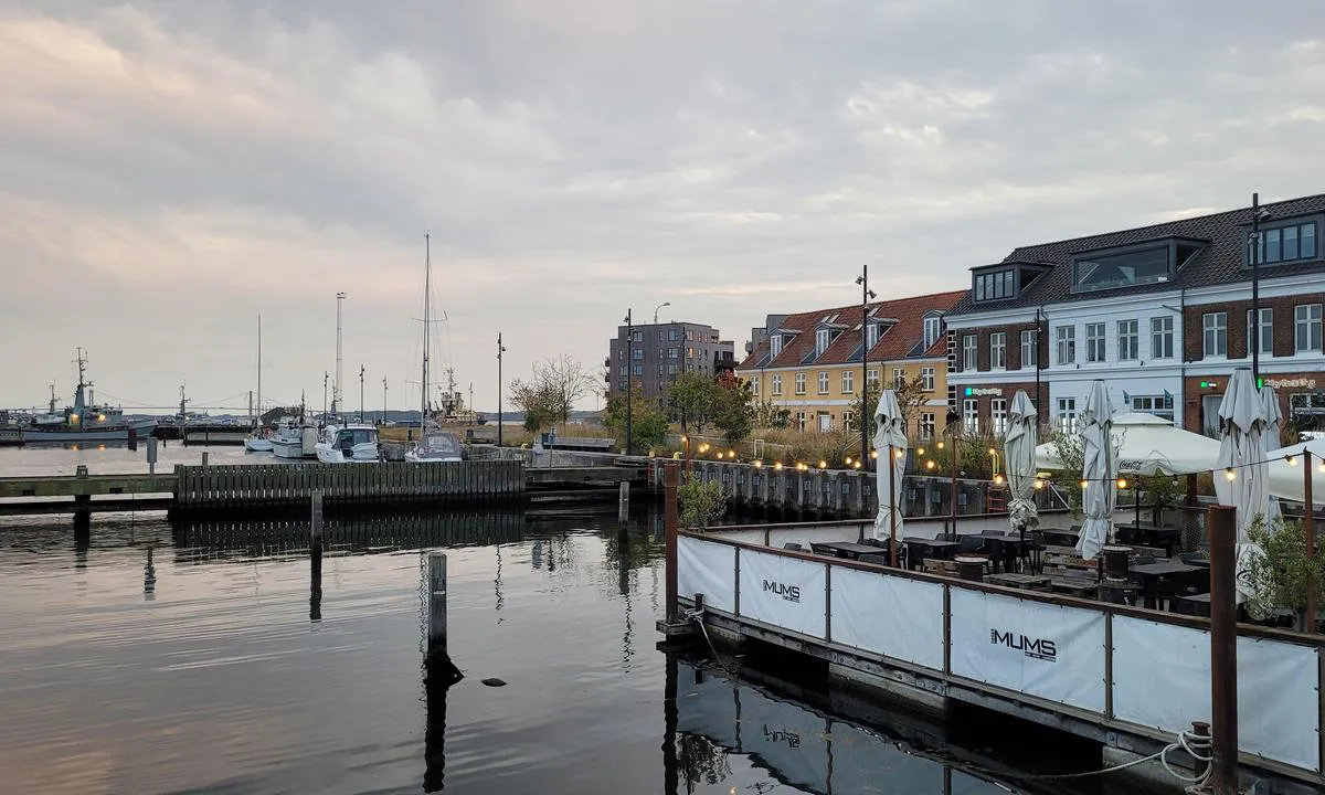 Fredericia - Gammelhavn: {"base": "de", "no": "Utsikt fra den nordlige enden mot den vestlige moloen.", "se": "Utsikt fr\u00e5n den norra \u00e4nden mot den v\u00e4stra pirens sida.", "en": "View from the northern end to the western breakwater.", "da": "Udsigt fra den nordlige ende til den vestlige mole.", "fr": "Vue depuis l'extr\u00e9mit\u00e9 nord vers le c\u00f4t\u00e9 ouest de la jet\u00e9e.", "de": "Blick vom n\u00f6rdlichen Ende zur westlichen Molenseite.", "es": "Vista desde el extremo norte hacia el lado del muelle occidental.", "it": "Vista dall'estremit\u00e0 nord al lato occidentale del molo.", "pt": "Vista a partir do extremo norte para o lado oeste do molhe.", "nl": "Uitzicht vanaf het noordelijke uiteinde naar de westelijke pierkant.", "pl": "Widok z p\u00f3\u0142nocnego ko\u0144ca w kierunku zachodniej strony falochronu.", "uk": "\u0412\u0438\u0434 \u0437 \u043f\u0456\u0432\u043d\u0456\u0447\u043d\u043e\u0433\u043e \u043a\u0456\u043d\u0446\u044f \u043d\u0430 \u0437\u0430\u0445\u0456\u0434\u043d\u0438\u0439 \u0431\u0456\u043a \u043c\u043e\u043b\u0443.", "ro": "Privire de la cap\u0103tul nordic spre partea de vest a digului.", "tr": "Kuzey ucundan bat\u0131 mendirek taraf\u0131na bak\u0131\u015f.", "el": "\u0398\u03ad\u03b1 \u03b1\u03c0\u03cc \u03c4\u03bf \u03b2\u03cc\u03c1\u03b5\u03b9\u03bf \u03ac\u03ba\u03c1\u03bf \u03c3\u03c4\u03b7\u03bd \u03b4\u03c5\u03c4\u03b9\u03ba\u03ae \u03c0\u03bb\u03b5\u03c5\u03c1\u03ac \u03c4\u03b7\u03c2 \u03bc\u03cc\u03bb\u03b1\u03c2.", "cs": "Pohled od severn\u00edho konce na z\u00e1padn\u00ed \u010d\u00e1st mola.", "hu": "Kil\u00e1t\u00e1s az \u00e9szaki v\u00e9gt\u0151l a nyugati mol\u00f3 oldal\u00e1ig.", "fi": "N\u00e4kym\u00e4 pohjoisesta p\u00e4\u00e4st\u00e4 l\u00e4nsipuolelle.", "bg": "\u0418\u0437\u0433\u043b\u0435\u0434 \u043e\u0442 \u0441\u0435\u0432\u0435\u0440\u043d\u0438\u044f \u043a\u0440\u0430\u0439 \u043a\u044a\u043c \u0437\u0430\u043f\u0430\u0434\u043d\u0430\u0442\u0430 \u0441\u0442\u0440\u0430\u043d\u0430 \u043d\u0430 \u0432\u044a\u043b\u043d\u043e\u043b\u043e\u043c\u0430.", "sr": "\u041f\u043e\u0433\u043b\u0435\u0434 \u0441\u0430 \u0441\u0435\u0432\u0435\u0440\u043d\u043e\u0433 \u043a\u0440\u0430\u0458\u0430 \u043a\u0430 \u0437\u0430\u043f\u0430\u0434\u043d\u043e\u0458 \u0441\u0442\u0440\u0430\u043d\u0438 \u043c\u043e\u043b\u0430.", "et": "Vaade p\u00f5hjapoolsest otsast l\u00e4\u00e4nepoolsele muuliserva.", "lv": "Skats no zieme\u013cu gala uz rietumu molas pusi.", "lt": "Vaizdas i\u0161 \u0161iaurinio galo \u012f vakarin\u0119 molin\u0117s pus\u0119."}