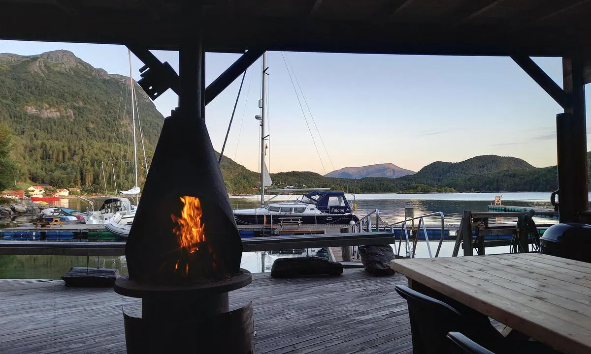 Oldenborg Kristiansund Seilforening: Kjekt med en skikkelig gapahuk med mulighet for vedfyring på kalde vår og høstkvelder