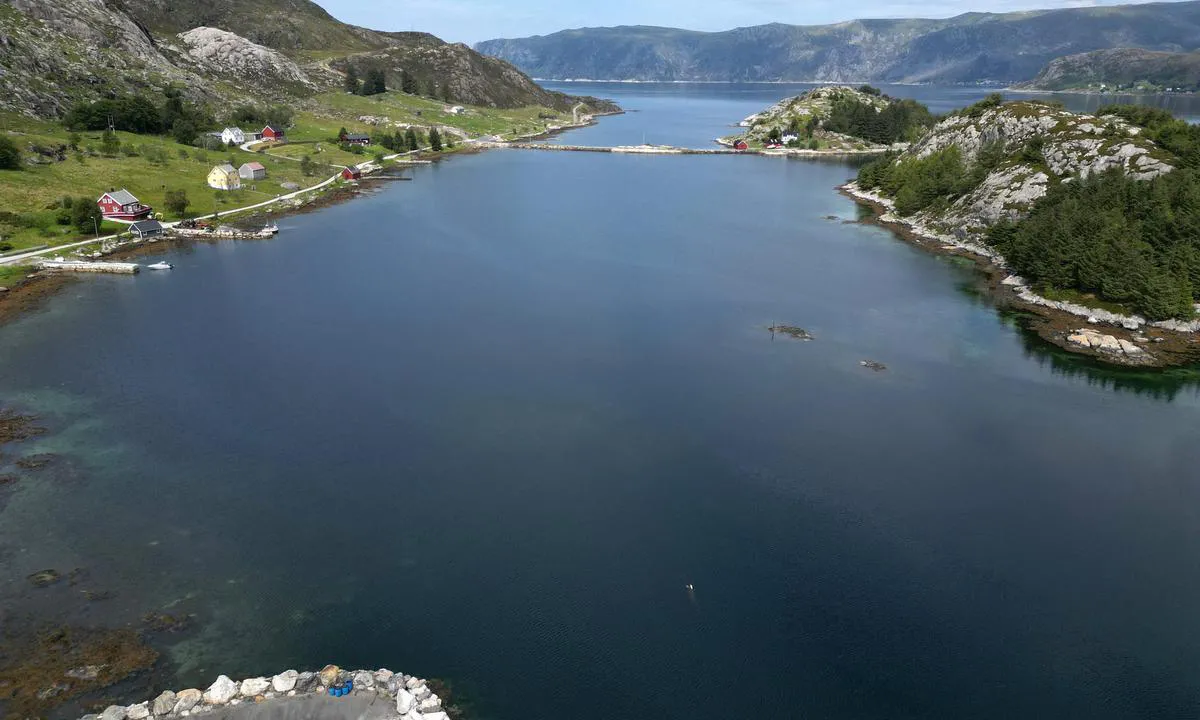 Olderøya: {"base": "no", "no": "God beskytta havn, dybder p\u00e5 rundt 6 m og sandbotn", "se": "God skyddad hamn, djup p\u00e5 runt 6 m och sandbotten", "en": "Well-protected harbor, depths around 6 m, and sandy bottom", "da": "Godt beskyttet havn, dybder p\u00e5 rundt 6 m og sandbund"}