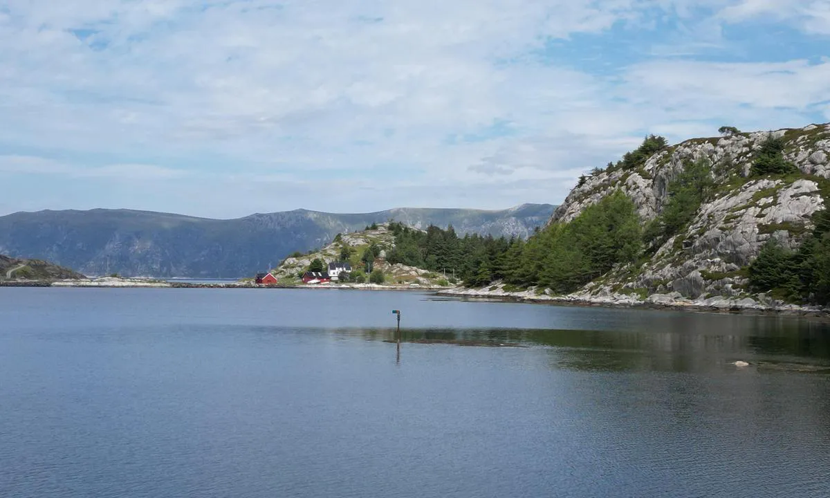 Olderøya: {"base": "no", "no": "Innsegglinga byr p\u00e5 ein del utfordringar, med mange stakar og grunnar\r\n\r\nObs bru lenger s\u00f8r av innseglinga har h\u00f8gd p\u00e5 18m.", "se": "Inseglingen erbjuder en del utmaningar, med m\u00e5nga prickar och grund.<br><br>OBS! Bron s\u00f6der om inseglingsr\u00e4nnan har en h\u00f6jd p\u00e5 18m.", "en": "The approach presents some challenges, with many buoys and shoals.<br><br>Note: A bridge further south of the entrance has a height of 18m.", "da": "Indsejlingen byr p\u00e5 nogle udfordringer, med mange stager og grunde<br><br>Obs bro l\u00e6ngere syd for indsejlingen har h\u00f8jde p\u00e5 18m."}