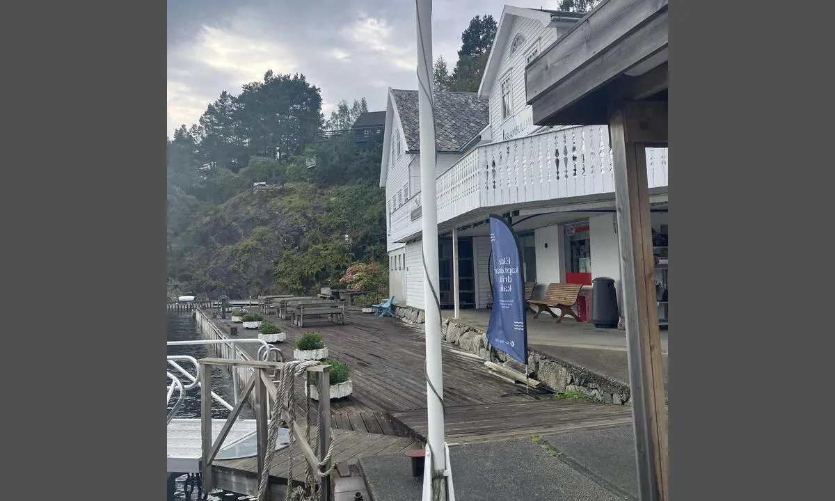 Ølesund - Randøy: {"base": "no", "no": "Kaianlegget", "se": "Kajanl\u00e4ggningen", "en": "The quay facility", "da": "Kaj-anl\u00e6gget", "fr": "L'installation portuaire", "de": "Die Kai-Anlage", "es": "El muelle", "it": "L'infrastruttura portuale", "pt": "O cais", "nl": "De kadevoorziening", "pl": "Obiekty nabrze\u017cne", "uk": "\u041f\u0440\u0438\u0447\u0430\u043b", "ro": "Facilit\u0103\u021bile de pe chei", "tr": "R\u0131ht\u0131m tesisleri", "el": "\u0397 \u03b5\u03b3\u03ba\u03b1\u03c4\u03ac\u03c3\u03c4\u03b1\u03c3\u03b7 \u03c4\u03b7\u03c2 \u03c0\u03c1\u03bf\u03ba\u03c5\u03bc\u03b1\u03af\u03b1\u03c2", "cs": "P\u0159\u00edstavi\u0161t\u011b", "hu": "A kik\u00f6t\u0151i l\u00e9tes\u00edtm\u00e9ny", "fi": "Laiturirakennelma", "bg": "\u041f\u0440\u0438\u0441\u0442\u0430\u043d\u0438\u0449\u043d\u043e\u0442\u043e \u0441\u044a\u043e\u0440\u044a\u0436\u0435\u043d\u0438\u0435", "sr": "\u041f\u0440\u0438\u0441\u0442\u0430\u043d\u0438\u0448\u0442\u0435", "et": "Kaiehitised", "lv": "Ostas iek\u0101rtas", "lt": "Prieplaukos \u012frenginiai"}