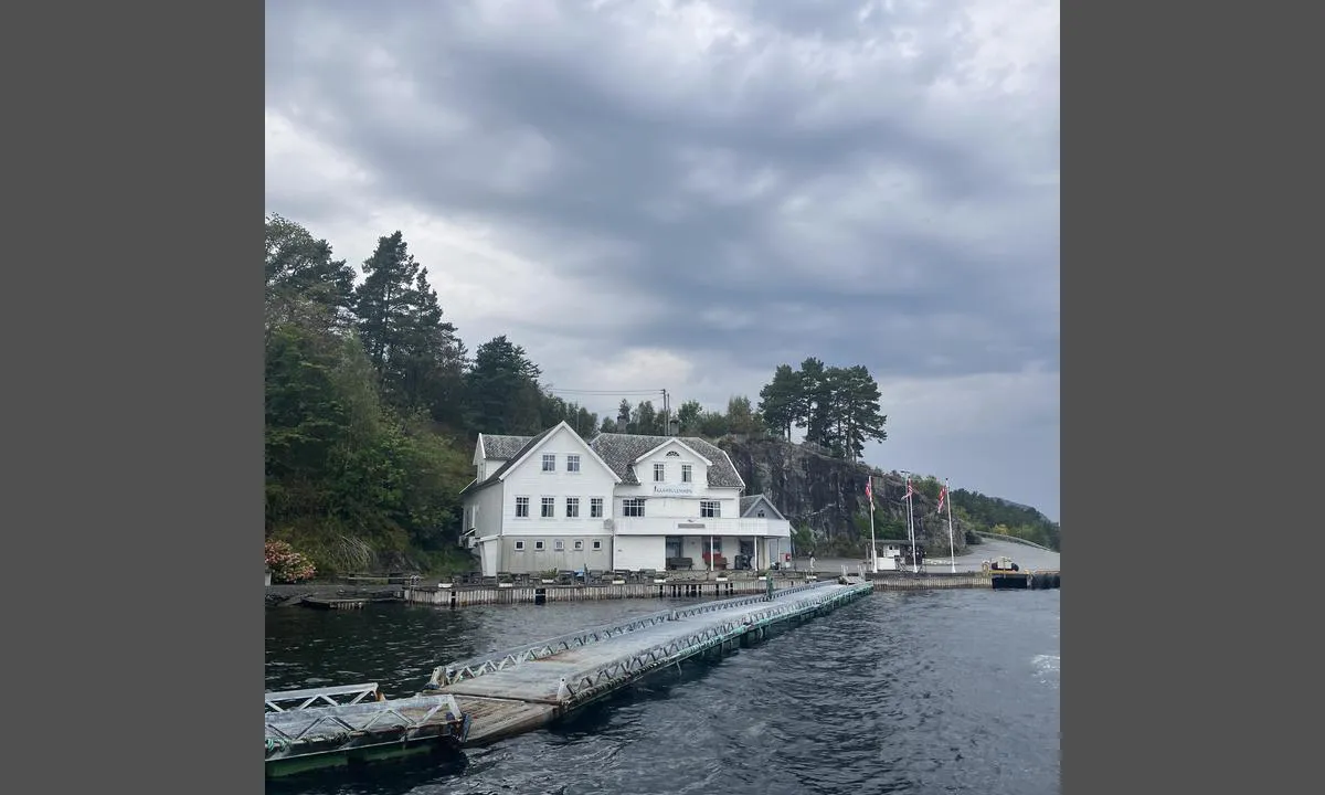 Ølesund - Randøy: {"base": "no", "no": "Butikk og fylling", "se": "Butik och p\u00e5fyllning", "en": "Store and fueling", "da": "Butik og tankning", "fr": "Magasin et remplissage", "de": "Gesch\u00e4ft und Betankung", "es": "Tienda y repostaje", "it": "Negozio e rifornimento", "pt": "Loja e abastecimento", "nl": "Winkel en tanken", "pl": "Sklep i tankowanie", "uk": "\u041c\u0430\u0433\u0430\u0437\u0438\u043d \u0456 \u0437\u0430\u043f\u0440\u0430\u0432\u043a\u0430", "ro": "Magazine \u0219i alimentare", "tr": "D\u00fckkan ve dolum", "el": "\u039a\u03b1\u03c4\u03ac\u03c3\u03c4\u03b7\u03bc\u03b1 \u03ba\u03b1\u03b9 \u03b1\u03bd\u03b5\u03c6\u03bf\u03b4\u03b9\u03b1\u03c3\u03bc\u03cc\u03c2", "cs": "Obchod a tankov\u00e1n\u00ed", "hu": "Bolt \u00e9s t\u00f6lt\u00e9s", "fi": "Kauppa ja tankkaus", "bg": "\u041c\u0430\u0433\u0430\u0437\u0438\u043d \u0438 \u0437\u0430\u0440\u0435\u0436\u0434\u0430\u043d\u0435", "sr": "Prodavnica i punjenje", "et": "Pood ja tankimine", "lv": "Veikals un degvielas uzpilde", "lt": "Parduotuv\u0117 ir degal\u0173 papildymas"}