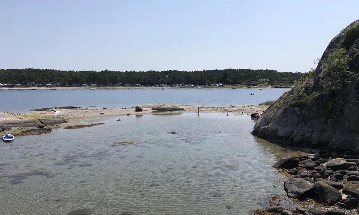 {"base": "no", "no": "Sandstranda ved Ommerholmen er perfekt for barn. Det er langrunnt og inne i en god beskyttet bukt.", "se": "Sandstranden vid Ommerholmen \u00e4r perfekt f\u00f6r barn. Det \u00e4r l\u00e5nggrunt och inne i en v\u00e4l skyddad vik.", "en": "The sandy beach at Ommerholmen is perfect for children. It is shallow and located within a well-protected bay.", "da": "Sandstranden ved Ommerholmen er perfekt for b\u00f8rn. Det er lavvandet og inde i en godt beskyttet bugt."}