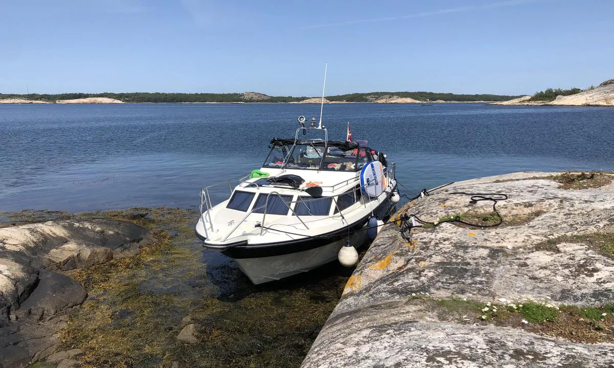 {"base": "no", "no": "Ved Ommerholmen er det plass til \u00e9n b\u00e5t i kilen p\u00e5 \u00f8stsiden.", "se": "Vid Ommerholmen finns det plats f\u00f6r en b\u00e5t i kilen p\u00e5 \u00f6stsidan.", "en": "At Ommerholmen, there is room for one boat in the cove on the east side.", "da": "Ved Ommerholmen er der plads til \u00e9n b\u00e5d i kilen p\u00e5 \u00f8stsiden."}