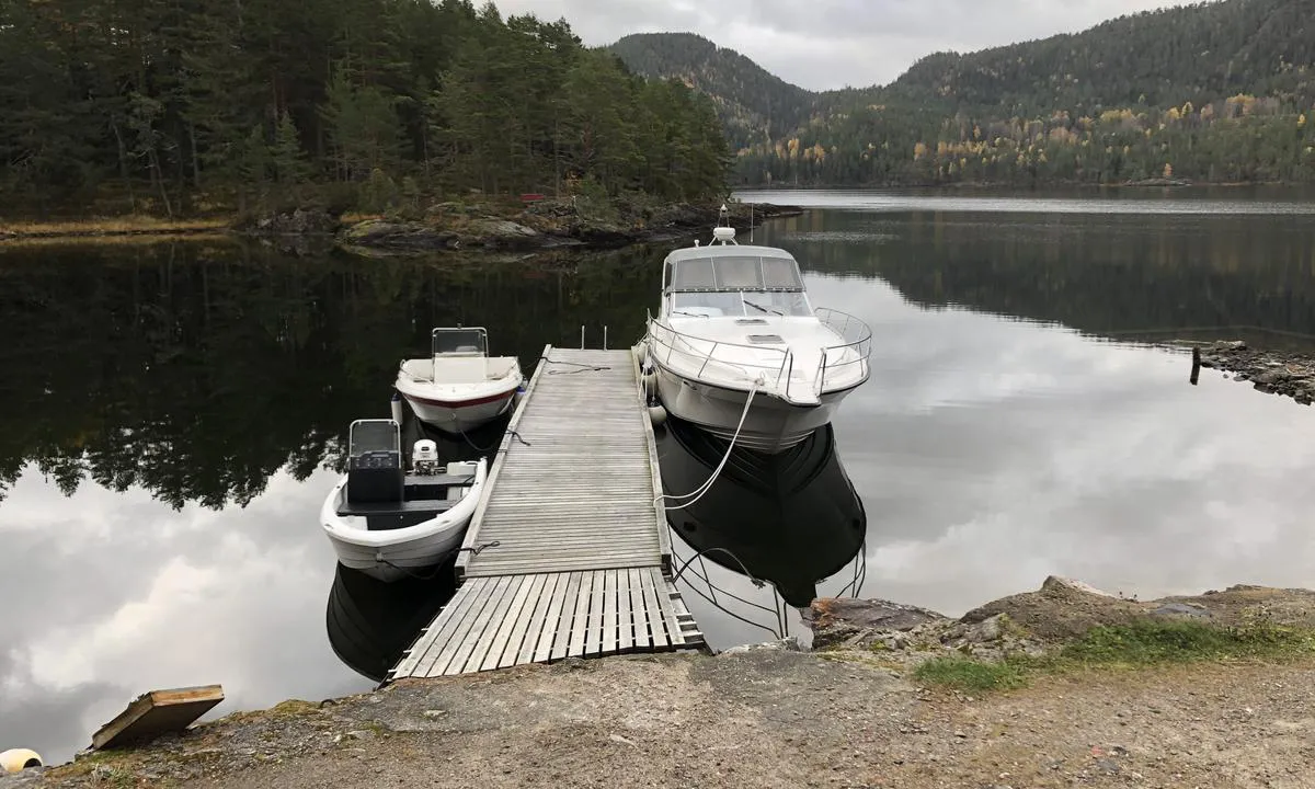 Omnes Camping: {"base": "no", "no": "Denne flytebrygga anbefales til gjester. Her er det fin plass til to store b\u00e5ter.", "se": "Denna flytbrygga rekommenderas f\u00f6r g\u00e4ster. H\u00e4r finns det gott om plats f\u00f6r tv\u00e5 stora b\u00e5tar.", "en": "This floating dock is recommended for guests. There is ample space for two large boats.", "da": "Denne flydebro anbefales til g\u00e6ster. Her er der fin plads til to store b\u00e5de."}