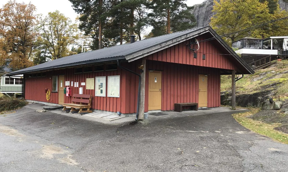 På Omnes Camping er det servicehus med toaletter og dusj.