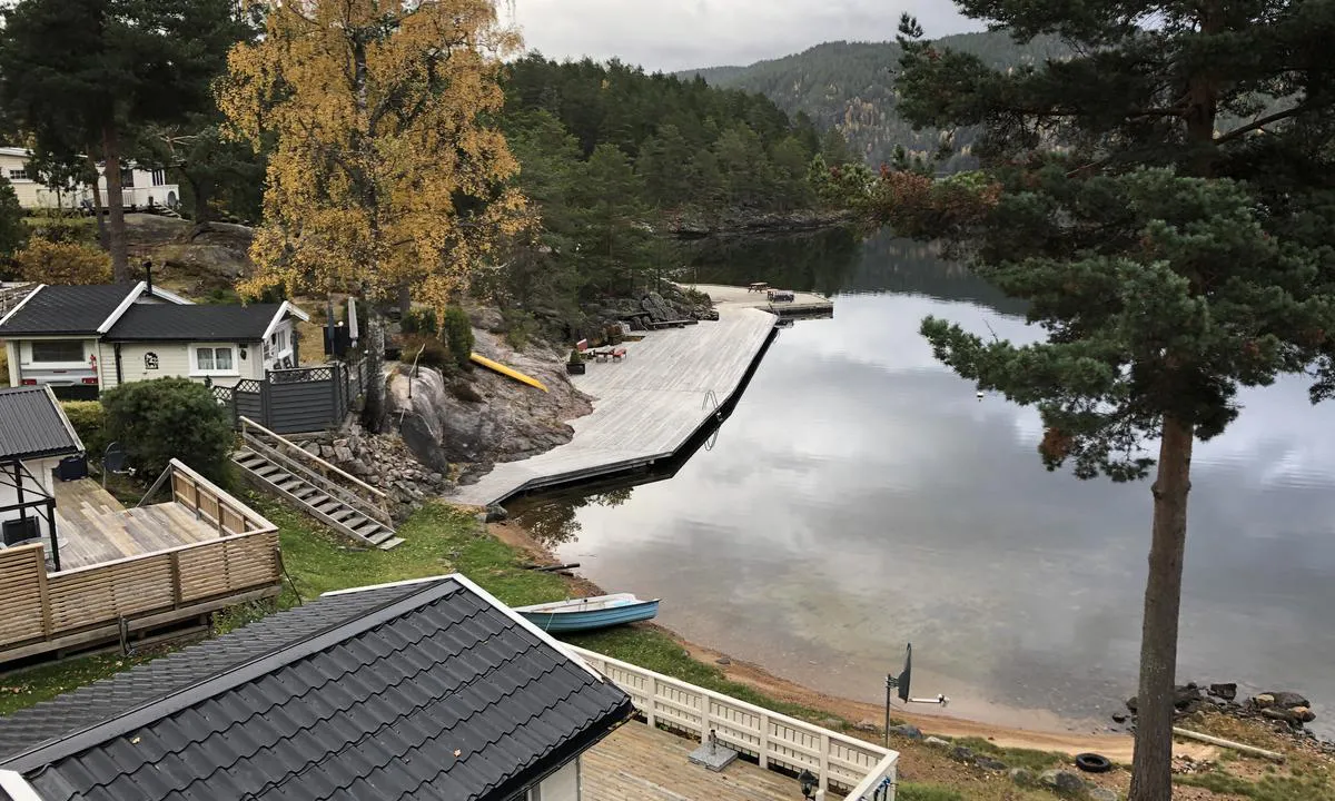 {"base": "no", "no": "Det er en stor og fin kai p\u00e5 Omnes Camping. Det g\u00e5r \u00e5 ligge longside her, men da ligger du utsatt til for b\u00f8lgene som kommer fra kanalb\u00e5tene og st\u00f8rre fritidsb\u00e5ter. Et alternativ er \u00e5 legge seg med dregg mot brygga.", "se": "Det finns en stor och fin kaj vid Omnes Camping. Det g\u00e5r att ligga l\u00e5ngsides h\u00e4r, men d\u00e5 ligger du utsatt f\u00f6r v\u00e5gorna som kommer fr\u00e5n kanalb\u00e5tarna och st\u00f6rre fritidsb\u00e5tar. Ett alternativ \u00e4r att l\u00e4gga sig med ankare mot bryggan.", "en": "There is a large and nice quay at Omnes Camping. You can lie alongside here, but then you are exposed to the waves coming from the canal boats and larger recreational boats. An alternative is to lie with an anchor towards the jetty.", "da": "Der er en stor og fin kaj ved Omnes Camping. Det er muligt at l\u00e6gge til langskibs her, men s\u00e5 ligger du udsat for b\u00f8lgerne fra kanalb\u00e5dene og st\u00f8rre fritidsb\u00e5de. Et alternativ er at l\u00e6gge sig med anker mod broen."}