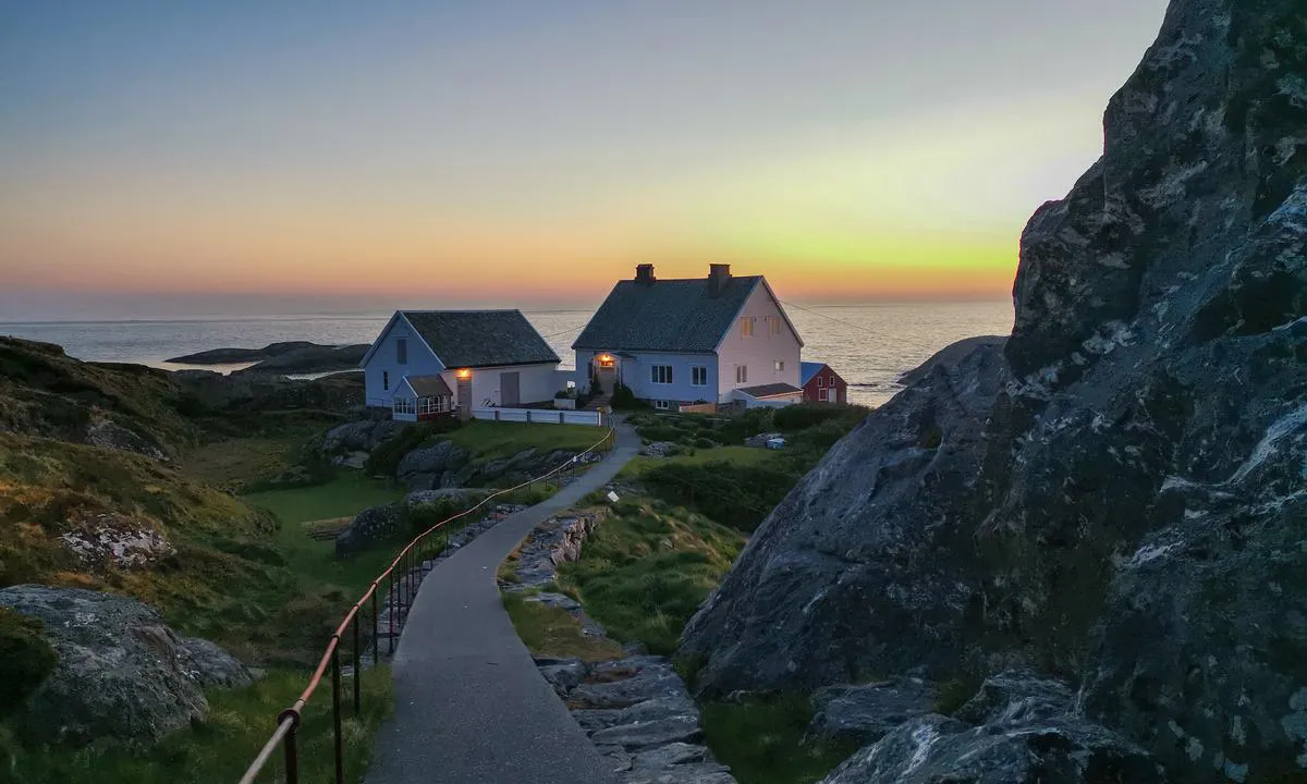 {"base": "no", "no": "Solnedgang p\u00e5 Ona.", "se": "Solnedg\u00e5ng p\u00e5 Ona.", "en": "Sunset at Ona.", "da": "Solnedgang p\u00e5 Ona."}