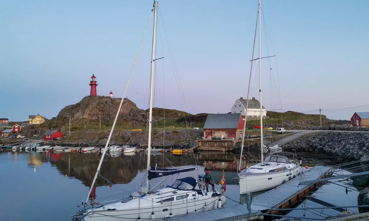 Ona Gjestebrygge: {"base": "no", "no": "Gjestebrygge innerst i havnen.", "se": "G\u00e4stbrygga l\u00e4ngst in i hamnen.", "en": "Guest pier at the innermost part of the harbor.", "da": "G\u00e6stebro inderst i havnen."}