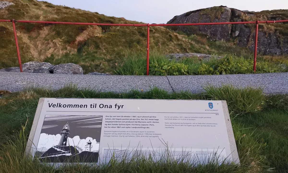 {"base": "no", "no": "Velkommen til Ona fyr.", "se": "V\u00e4lkommen till Ona fyr.", "en": "Welcome to Ona Lighthouse.", "da": "Velkommen til Ona fyr."}