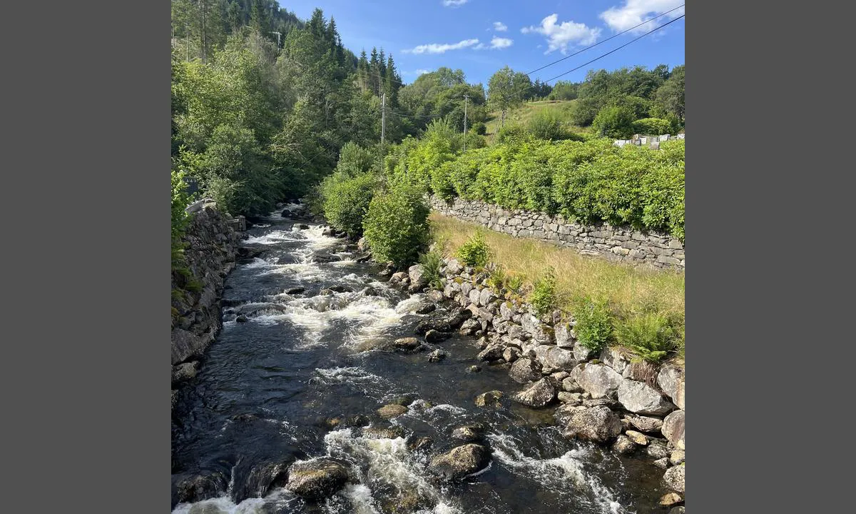 Onarheim gjestehamn: {"base": "no", "no": "Elv som kommer ut like ved bryggeanlegget.", "se": "\u00c4lv som mynnar ut precis vid brygganl\u00e4ggningen.", "en": "River that flows out right next to the pier facility.", "da": "Flod som kommer ud lige ved broanl\u00e6gget."}