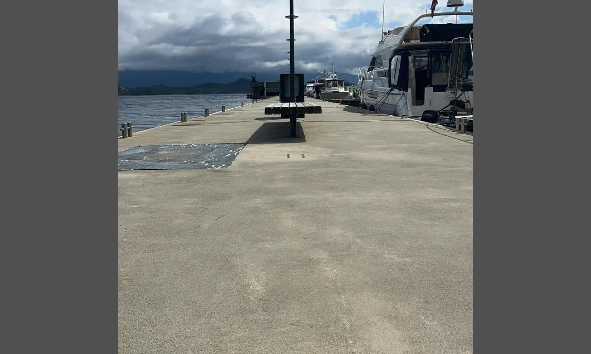 Onarheim gjestehamn: {"base": "no", "no": "Fantastiske brygger med vann, str\u00f8m og faste border og benker.", "se": "Fantastiska bryggor med vatten, str\u00f6m och fasta bord och b\u00e4nkar.", "en": "Fantastic piers with water, electricity, and fixed tables and benches.", "da": "Fantastiske broer med vand, str\u00f8m og faste borde og b\u00e6nke."}