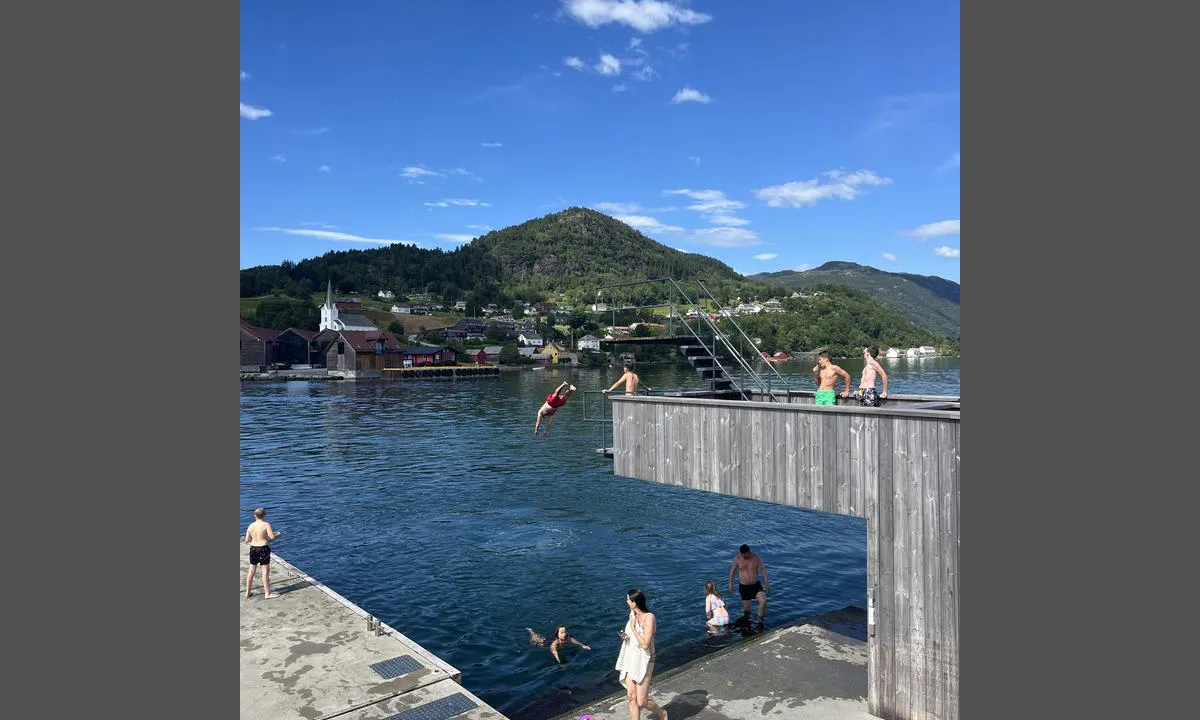 Onarheim gjestehamn: {"base": "no", "no": "Stupet\u00e5rn men ogs\u00e5 trapper ned i sj\u00f8en for de som \u00f8nsker \u00e5 bade.", "se": "Hoppst\u00e4llning men ocks\u00e5 trappor ner i sj\u00f6n f\u00f6r de som vill bada.", "en": "Diving tower but also stairs down to the sea for those who wish to swim.", "da": "Stupet\u00e5rn men ogs\u00e5 trapper ned i havet for dem der \u00f8nsker at bade."}