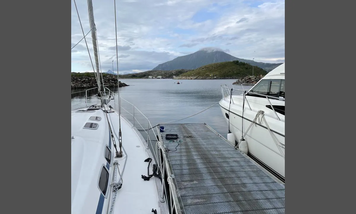 Onøy Havn: {"base": "no", "no": "Veldig godt beskyttet havn bak molo. Ca 25 meter gjestebrygge, ypperlig servicehus med kj\u00f8kken, dusj, vask/t\u00f8rk++. 25 min gange til butikk, evnt 10 min med jolle sj\u00f8veien.", "se": "Mycket v\u00e4l skyddad hamn bakom pir. Cirka 25 meter g\u00e4stbrygga, utm\u00e4rkt servicebyggnad med k\u00f6k, dusch, tv\u00e4tt/tork++. 25 minuters promenad till butik, alternativt 10 minuter med jolle sj\u00f6v\u00e4gen.", "en": "Very well-protected harbor behind the breakwater. Approximately 25-meter guest pier, excellent service building with kitchen, shower, laundry/drying facilities, etc. 25-minute walk to the store, alternatively 10 minutes by dinghy via the sea route.", "da": "Meget godt beskyttet havn bag mole. Ca. 25 meter g\u00e6stebro, fornemt servicehus med k\u00f8kken, bruser, vask/t\u00f8rretumbler++. 25 min gang til butik, evt. 10 min med jolle ad s\u00f8vejen."}