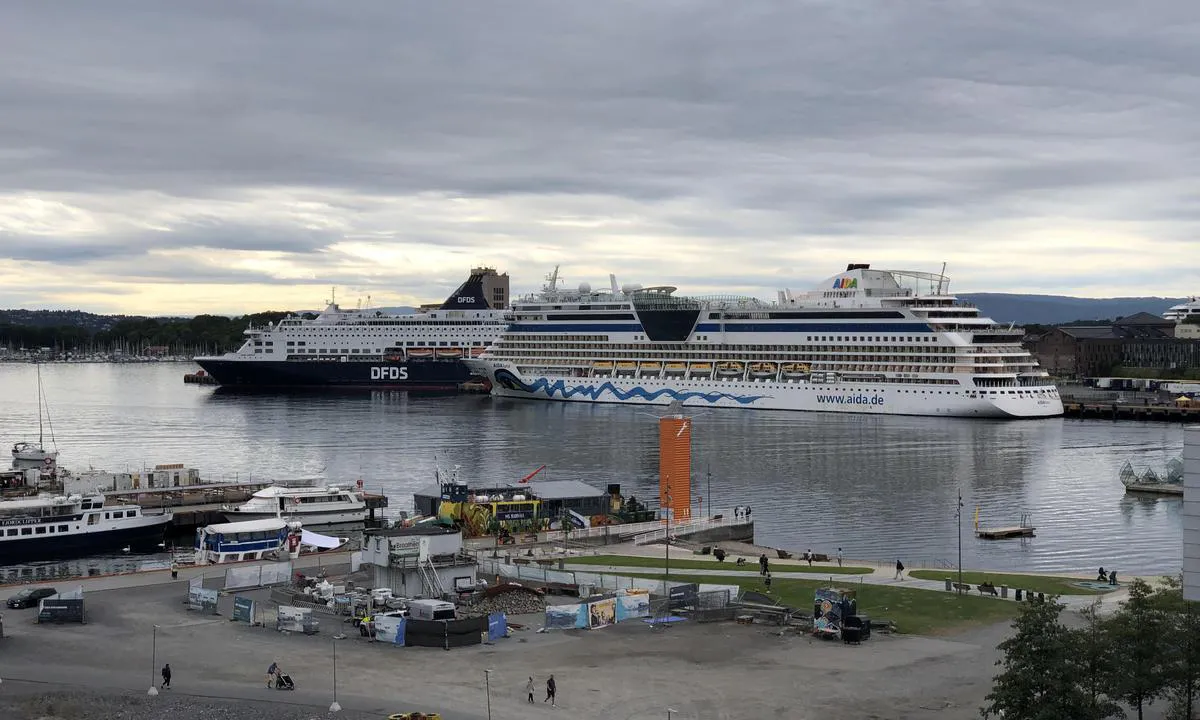 Operabukta: {"base": "en", "no": "V\u00e6r oppmerksom p\u00e5 at store skip g\u00e5r inn og ut av havnen til alle d\u00f8gnets tider. S\u00f8rg for \u00e5 holde god avstand og v\u00e6re tydelig merket med lys. Bildet er tatt fra Opera-siden, mot Vippetangen hvor disse to cruiseskipene ligger til kai.", "se": "Var medveten om att stora fartyg anl\u00f6per och l\u00e4mnar hamnen dygnet runt. Se till att h\u00e5lla gott avst\u00e5nd och vara tydligt markerade med ljus. Bild tagen fr\u00e5n Operasidan, mot Vippetangen d\u00e4r dessa tv\u00e5 kryssningsfartyg ligger f\u00f6rt\u00f6jda.", "en": "Be aware that large ships enter and leave the port at all times of day and night. Make sure to keep good distance and be clearly marked with lights. Picture taken from the Opera side, towards Vippetangen where these two cruise ships are docked.", "da": "V\u00e6r opm\u00e6rksom p\u00e5, at store skibe sejler ind og ud af havnen p\u00e5 alle tider af d\u00f8gnet. S\u00f8rg for at holde god afstand og v\u00e6re tydeligt markeret med lys. Billede taget fra Operasiden, mod Vippetangen hvor disse to krydstogtskibe ligger til kaj."}