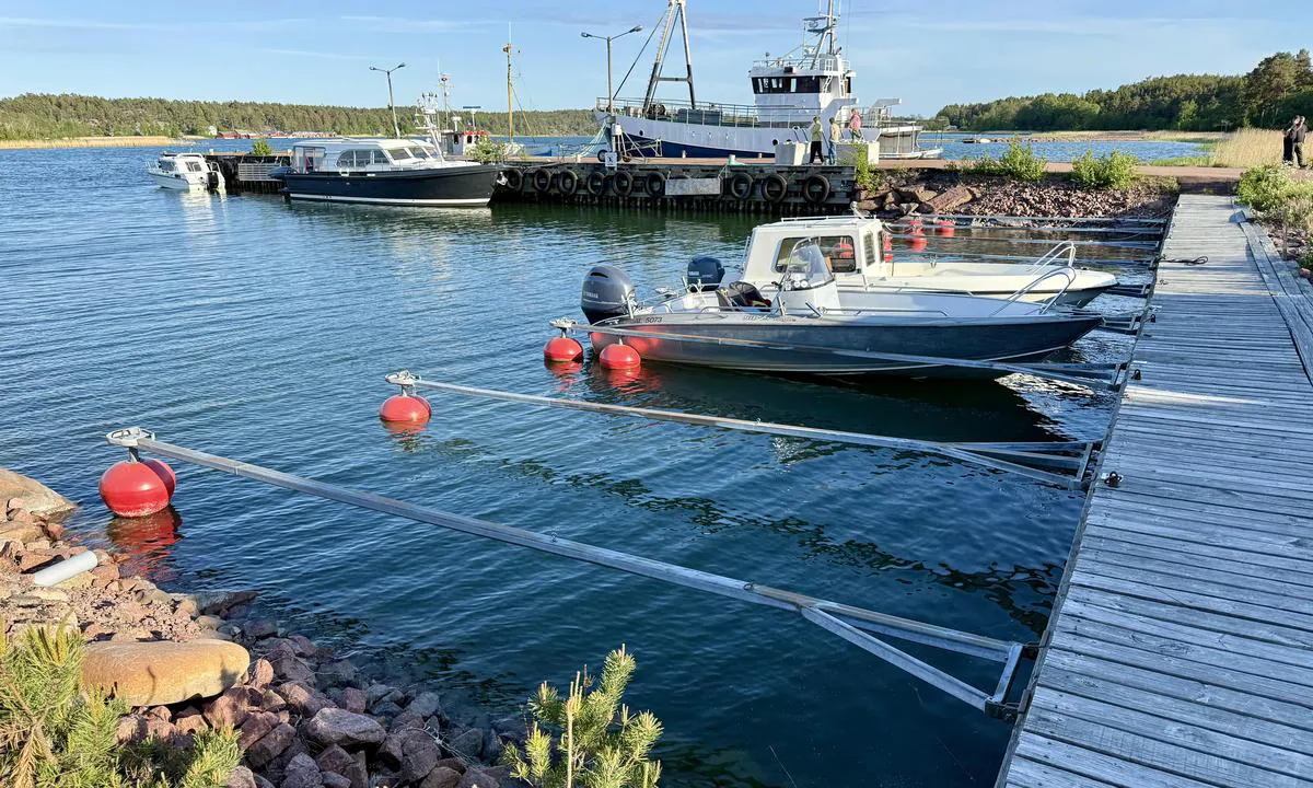 Öra small boat harbour: {"base": "en", "no": "Lang brygge for 2-3 st\u00f8rre b\u00e5ter; s\u00f8rbrygge ikke tilgjengelig", "se": "L\u00e5ng brygga f\u00f6r 2-3 st\u00f6rre b\u00e5tar; sydkajej ej tillg\u00e4nglig", "en": "Long pier for 2-3 larger boats; south pier not available", "da": "Lang bro til 2-3 st\u00f8rre b\u00e5de; sydmolen er ikke tilg\u00e6ngelig", "fr": "Longue jet\u00e9e pour 2-3 bateaux plus grands ; jet\u00e9e sud non disponible", "de": "Langer Steg f\u00fcr 2-3 gr\u00f6\u00dfere Boote; S\u00fcdliche Pier nicht verf\u00fcgbar", "es": "Muelle largo para 2-3 barcos m\u00e1s grandes; muelle sur no disponible", "it": "Pontile lungo per 2-3 barche pi\u00f9 grandi; pontile sud non disponibile", "pt": "Longo cais para 2-3 barcos maiores; cais sul indispon\u00edvel", "nl": "Lange pier voor 2-3 grotere boten; zuidelijke pier niet beschikbaar", "pl": "D\u0142ugi pomost dla 2-3 wi\u0119kszych \u0142odzi; po\u0142udniowy pomost niedost\u0119pny", "uk": "\u0414\u043e\u0432\u0433\u0438\u0439 \u043f\u0440\u0438\u0447\u0430\u043b \u0434\u043b\u044f 2-3 \u0432\u0435\u043b\u0438\u043a\u0438\u0445 \u0447\u043e\u0432\u043d\u0456\u0432; \u043f\u0456\u0432\u0434\u0435\u043d\u043d\u0438\u0439 \u043f\u0440\u0438\u0447\u0430\u043b \u043d\u0435\u0434\u043e\u0441\u0442\u0443\u043f\u043d\u0438\u0439", "ro": "Ponton lung pentru 2-3 b\u0103rci mai mari; debarcaderul sudic nu este disponibil", "tr": "2-3 daha b\u00fcy\u00fck tekne i\u00e7in uzun iskele; g\u00fcney iskelesi kullan\u0131lamaz", "el": "\u039c\u03b1\u03ba\u03c1\u03cd\u03c2 \u03c0\u03c1\u03bf\u03b2\u03bb\u03ae\u03c4\u03b1\u03c2 \u03b3\u03b9\u03b1 2-3 \u03bc\u03b5\u03b3\u03b1\u03bb\u03cd\u03c4\u03b5\u03c1\u03b1 \u03c3\u03ba\u03ac\u03c6\u03b7\u00b7 \u03bf \u03bd\u03cc\u03c4\u03b9\u03bf\u03c2 \u03c0\u03c1\u03bf\u03b2\u03bb\u03ae\u03c4\u03b1\u03c2 \u03b4\u03b5\u03bd \u03b5\u03af\u03bd\u03b1\u03b9 \u03b4\u03b9\u03b1\u03b8\u03ad\u03c3\u03b9\u03bc\u03bf\u03c2", "cs": "Dlouh\u00e9 molo pro 2-3 v\u011bt\u0161\u00ed lod\u011b; ji\u017en\u00ed molo nen\u00ed k dispozici", "hu": "Hossz\u00fa m\u00f3l\u00f3 2-3 nagyobb haj\u00f3nak; a d\u00e9li m\u00f3l\u00f3 nem el\u00e9rhet\u0151", "fi": "Pitk\u00e4 laituri 2-3 suuremmalle veneelle; etel\u00e4laituri ei k\u00e4yt\u00f6ss\u00e4", "bg": "\u0414\u044a\u043b\u0433\u043e \u043f\u0440\u0438\u0441\u0442\u0430\u043d\u0438\u0449\u0435 \u0437\u0430 2-3 \u043f\u043e-\u0433\u043e\u043b\u0435\u043c\u0438 \u043b\u043e\u0434\u043a\u0438; \u044e\u0436\u043d\u043e\u0442\u043e \u043f\u0440\u0438\u0441\u0442\u0430\u043d\u0438\u0449\u0435 \u043d\u0435 \u0435 \u0434\u043e\u0441\u0442\u044a\u043f\u043d\u043e", "sr": "Duga\u010dki mol za 2-3 ve\u0107a broda; ju\u017eni mol nije dostupan", "et": "Pikk kai 2-3 suuremale paadile; l\u00f5unakai pole saadaval", "lv": "Gar\u0161 mols 2-3 liel\u0101kiem ku\u0123iem; dienvidu mols nav pieejams", "lt": "Ilgas prieplauka 2-3 didesniems laivams; pietin\u0117 prieplauka nepasiekiama"}