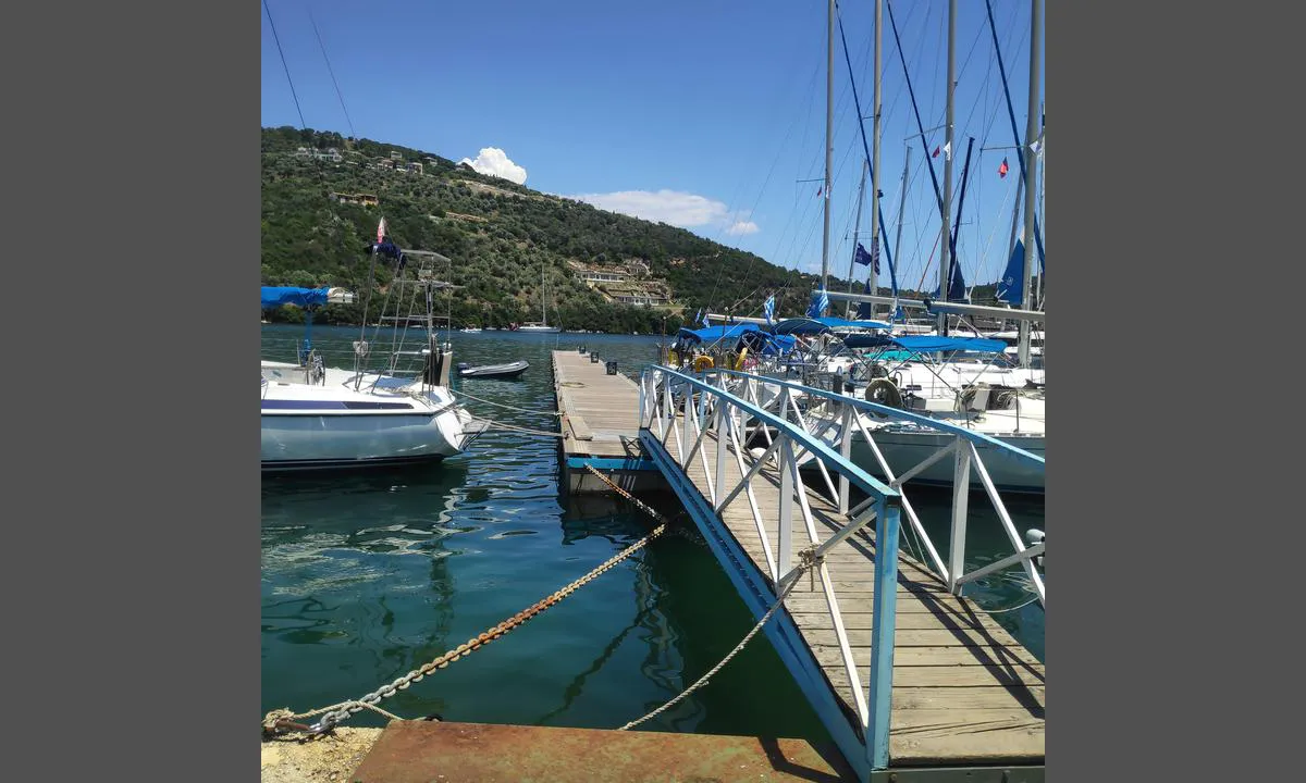 Ormos Sivota: There are two pontoons, one with Stavros and the other with '12 god restaurant". And these can be booked by telephoning in advance. Both have electricity and water.
