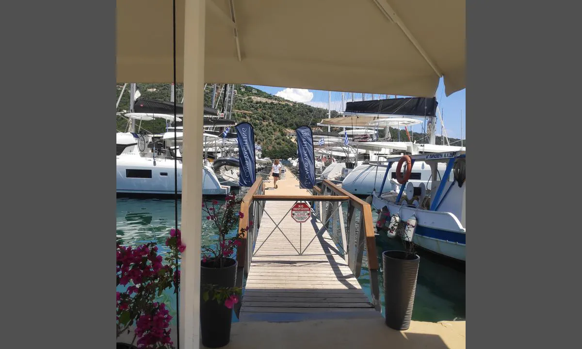 Ormos Sivota: {"base": "en", "no": "En av flere pontonger i Sivota med fasiliteter, str\u00f8m og vann. Jeg tror dette er en privat pontong og er p\u00e5 kanal 72 vhf", "se": "En av de flera pontonerna i Sivota visar faciliteter, el och vatten. Jag tror att detta \u00e4r en privat ponton och \u00e4r p\u00e5 kanal 72 vhf", "en": "One of the several pontoons in Sivota showing facilities, electricity and water. I think this is a private pontoon and is on channel 72 vhf", "da": "En af de flere pontoner i Sivota viser faciliteter, elektricitet og vand. Jeg tror, at dette er en privat ponton og er p\u00e5 kanal 72 vhf", "fr": "Un des nombreux pontons \u00e0 Sivota montrant les installations, l'\u00e9lectricit\u00e9 et l'eau. Je pense que c'est un ponton priv\u00e9 et qu'il est sur le canal 72 vhf.", "de": "Einer der mehreren Pontons in Sivota mit Einrichtungen, Strom und Wasser. Ich denke, dies ist ein privater Ponton und befindet sich auf Kanal 72 VHF.", "es": "Uno de los varios pontones en Sivota que muestra instalaciones, electricidad y agua. Creo que este es un pont\u00f3n privado y est\u00e1 en el canal 72 vhf", "it": "Uno dei diversi pontoni a Sivota mostra strutture, elettricit\u00e0 e acqua. Penso che questo sia un pontone privato ed \u00e8 sul canale 72 vhf", "pt": "Um dos diversos pont\u00f5es em Sivota mostrando as instala\u00e7\u00f5es, eletricidade e \u00e1gua. Acho que este \u00e9 um pont\u00e3o privado e est\u00e1 no canal 72 vhf", "nl": "Een van de meerdere pontons in Sivota met voorzieningen, elektriciteit en water. Ik denk dat dit een priv\u00e9ponton is en zich op kanaal 72 vhf bevindt.", "pl": "Jeden z kilku pomost\u00f3w w Sivota z udogodnieniami, elektryczno\u015bci\u0105 i wod\u0105. My\u015bl\u0119, \u017ce jest to prywatny pomost i znajduje si\u0119 na kanale 72 VHF.", "uk": "\u041e\u0434\u0438\u043d \u0437 \u043a\u0456\u043b\u044c\u043a\u043e\u0445 \u043f\u043e\u043d\u0442\u043e\u043d\u0456\u0432 \u0432 \u0421\u0456\u0432\u043e\u0442\u0456, \u0449\u043e \u043f\u043e\u043a\u0430\u0437\u0443\u0454 \u0437\u0440\u0443\u0447\u043d\u043e\u0441\u0442\u0456, \u0435\u043b\u0435\u043a\u0442\u0440\u0438\u043a\u0443 \u0456 \u0432\u043e\u0434\u0443. \u042f \u0434\u0443\u043c\u0430\u044e, \u0446\u0435 \u043f\u0440\u0438\u0432\u0430\u0442\u043d\u0438\u0439 \u043f\u043e\u043d\u0442\u043e\u043d, \u0456 \u0432\u0456\u043d \u043d\u0430 \u043a\u0430\u043d\u0430\u043b\u0456 72 VHF.", "ro": "Unul dintre numeroasele pontoane din Sivota care arat\u0103 facilit\u0103\u021bile, electricitatea \u0219i apa. Cred c\u0103 acesta este un ponton privat \u0219i este pe canalul 72 vhf", "tr": "Sivota'daki birka\u00e7 r\u0131ht\u0131mdan biri olan bu r\u0131ht\u0131m\u0131n tesisleri, elektrik ve suyu g\u00f6stermektedir. Bunun \u00f6zel bir r\u0131ht\u0131m oldu\u011funu ve VHF 72 kanal\u0131nda oldu\u011funu d\u00fc\u015f\u00fcn\u00fcyorum.", "el": "\u0388\u03bd\u03b1\u03c2 \u03b1\u03c0\u03cc \u03c4\u03bf\u03c5\u03c2 \u03c0\u03bf\u03bb\u03bb\u03bf\u03cd\u03c2 \u03c0\u03bb\u03c9\u03c4\u03ae\u03c1\u03b5\u03c2 \u03c3\u03c4\u03b7 \u03a3\u03cd\u03b2\u03bf\u03c4\u03b1 \u03c0\u03bf\u03c5 \u03b4\u03b5\u03af\u03c7\u03bd\u03b5\u03b9 \u03b5\u03b3\u03ba\u03b1\u03c4\u03b1\u03c3\u03c4\u03ac\u03c3\u03b5\u03b9\u03c2, \u03b7\u03bb\u03b5\u03ba\u03c4\u03c1\u03b9\u03ba\u03cc \u03c1\u03b5\u03cd\u03bc\u03b1 \u03ba\u03b1\u03b9 \u03bd\u03b5\u03c1\u03cc. \u039d\u03bf\u03bc\u03af\u03b6\u03c9 \u03cc\u03c4\u03b9 \u03b1\u03c5\u03c4\u03cc\u03c2 \u03bf \u03c0\u03bb\u03c9\u03c4\u03ae\u03c1\u03b1\u03c2 \u03b5\u03af\u03bd\u03b1\u03b9 \u03b9\u03b4\u03b9\u03c9\u03c4\u03b9\u03ba\u03cc\u03c2 \u03ba\u03b1\u03b9 \u03b2\u03c1\u03af\u03c3\u03ba\u03b5\u03c4\u03b1\u03b9 \u03c3\u03c4\u03bf \u03ba\u03b1\u03bd\u03ac\u03bb\u03b9 72 vhf", "cs": "Jeden z n\u011bkolika ponton\u016f v Sivot\u011b s vybaven\u00edm, elekt\u0159inou a vodou. Mysl\u00edm, \u017ee se jedn\u00e1 o soukrom\u00fd ponton a vys\u00edl\u00e1 na kan\u00e1lu 72 VHF", "hu": "Az egyik t\u00f6bb ponton k\u00f6z\u00fcl Sivota-ban, amelyeken l\u00e9tes\u00edtm\u00e9nyek, elektromoss\u00e1g \u00e9s v\u00edz tal\u00e1lhat\u00f3. \u00dagy gondolom, hogy ez egy priv\u00e1t ponton, \u00e9s a 72-es vhf csatorn\u00e1n tal\u00e1lhat\u00f3.", "fi": "Yksi useista ponttoneista Sivotassa, jossa on palveluja, s\u00e4hk\u00f6\u00e4 ja vett\u00e4. T\u00e4m\u00e4 on todenn\u00e4k\u00f6isesti yksityinen ponttooni ja se on kanavalla 72 VHF.", "bg": "\u0415\u0434\u0438\u043d \u043e\u0442 \u043d\u044f\u043a\u043e\u043b\u043a\u043e\u0442\u043e \u043f\u043e\u043d\u0442\u043e\u043d\u0430 \u0432 \u0421\u0438\u0432\u043e\u0442\u0430, \u043f\u043e\u043a\u0430\u0437\u0432\u0430\u0449 \u0441\u044a\u043e\u0440\u044a\u0436\u0435\u043d\u0438\u044f, \u0435\u043b\u0435\u043a\u0442\u0440\u0438\u0447\u0435\u0441\u0442\u0432\u043e \u0438 \u0432\u043e\u0434\u0430. \u041c\u0438\u0441\u043b\u044f, \u0447\u0435 \u0442\u043e\u0432\u0430 \u0435 \u0447\u0430\u0441\u0442\u0435\u043d \u043f\u043e\u043d\u0442\u043e\u043d \u0438 \u0435 \u043d\u0430 \u043a\u0430\u043d\u0430\u043b 72 vhf.", "sr": "Jedan od nekoliko pontona u Sivoti koji prikazuje sadr\u017eaje, struju i vodu. Mislim da je ovo privatni ponton i da je na kanalu 72 vhf", "et": "\u00dcks mitmest Sivota pontoonidest, kus on olemas rajatised, elekter ja vesi. Ma arvan, et see on privaatne pontoon ja asub kanalil 72 VHF", "lv": "Viens no vair\u0101kiem pantoniem Sivot\u0101 ar \u0113rt\u012bb\u0101m, elektr\u012bbu un \u016bdeni. Manupr\u0101t, tas ir priv\u0101ts pantons un atrodas uz kan\u0101la 72 VHF", "lt": "Vienas i\u0161 keli\u0173 pl\u016bdur\u0173 Sivotos uoste, kuriame yra \u012frenginiai, elektra ir vanduo. Manau, kad tai privatus pl\u016bdurys ir jis yra 72 vhf kanalu."}
