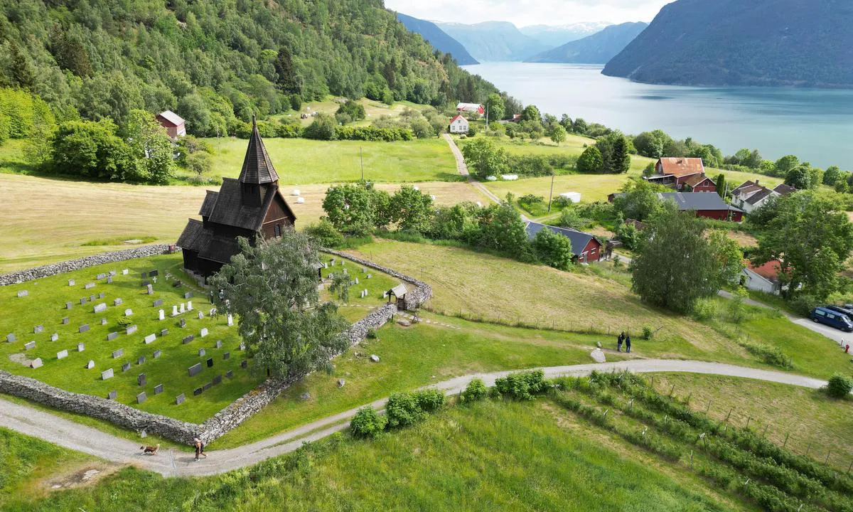 {"base": "no", "no": "Urnes stavkyrkje.\r\nKyrkja ligg ein liten halvtimes g\u00e5tur fr\u00e5 gjestehavna p\u00e5 Ornes b\u00e5tbyggeri. Kyrkja har st\u00e5tt p\u00e5 UNESCO si verdsarvliste fr\u00e5 1979.  Den  vert rekna for \u00e5 v\u00e6re ei av dei eldste stavkyrkjene vi har.\r\nSannsynlegis er den bygd i ca 1130 \r\n Kyrkja er veldig flott og vel verdt eit bes\u00f8k", "se": "Urnes stavkyrka. Kyrkan ligger en liten halvtimmes promenad fr\u00e5n g\u00e4sthamnen vid Ornes b\u00e5tvarv. Kyrkan har st\u00e5tt p\u00e5 UNESCO:s v\u00e4rldsarvslista sedan 1979. Den anses vara en av de \u00e4ldsta stavkyrkorna vi har. Sannolikt \u00e4r den byggd omkring 1130. Kyrkan \u00e4r v\u00e4ldigt vacker och v\u00e4l v\u00e4rd ett bes\u00f6k.", "en": "Urnes Stave Church.<br>The church is a short half-hour walk from the guest harbor at Ornes boatyard. The church has been on the UNESCO World Heritage list since 1979. It is considered to be one of the oldest stave churches we have.<br>It was most likely built around 1130.<br>The church is very beautiful and well worth a visit.", "da": "Urnes stavkirke. Kirken ligger en lille halv times g\u00e5tur fra g\u00e6stehavnen ved Ornes b\u00e5dv\u00e6rft. Kirken har st\u00e5et p\u00e5 UNESCO's verdensarvsliste siden 1979. Den betragtes som en af de \u00e6ldste stavkirker, vi har. Sandsynligvis er den bygget omkring 1130. Kirken er meget smuk og vel v\u00e6rd et bes\u00f8g."}
