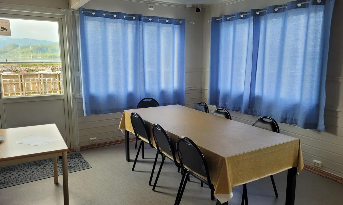 Ørnes Båthavn: {"base": "no", "no": "Flere sitteplasser i servicebygget.", "se": "Flera sittplatser i servicebyggnaden.", "en": "More seating in the service building.", "da": "Flere siddepladser i servicebygningen.", "fr": "Plusieurs si\u00e8ges dans le b\u00e2timent de services.", "de": "Mehr Sitzgelegenheiten im Servicegeb\u00e4ude.", "es": "M\u00e1s asientos en el edificio de servicios.", "it": "Diverse aree di seduta nell'edificio dei servizi.", "pt": "Mais assentos no edif\u00edcio de servi\u00e7os.", "nl": "Meer zitplaatsen in het servicegebouw.", "pl": "Wi\u0119cej miejsc siedz\u0105cych w budynku serwisowym.", "uk": "\u0411\u0456\u043b\u044c\u0448\u0435 \u043c\u0456\u0441\u0446\u044c \u0434\u043b\u044f \u0441\u0438\u0434\u0456\u043d\u043d\u044f \u0443 \u0441\u0435\u0440\u0432\u0456\u0441\u043d\u0456\u0439 \u0431\u0443\u0434\u0456\u0432\u043b\u0456.", "ro": "Mai multe locuri de \u0219edere \u00een cl\u0103direa de servicii.", "tr": "Hizmet binas\u0131nda daha fazla oturma yeri.", "el": "\u03a0\u03b5\u03c1\u03b9\u03c3\u03c3\u03cc\u03c4\u03b5\u03c1\u03b5\u03c2 \u03b8\u03ad\u03c3\u03b5\u03b9\u03c2 \u03ba\u03b1\u03b8\u03b9\u03c3\u03bc\u03ac\u03c4\u03c9\u03bd \u03c3\u03c4\u03bf \u03ba\u03c4\u03af\u03c1\u03b9\u03bf \u03b5\u03be\u03c5\u03c0\u03b7\u03c1\u03ad\u03c4\u03b7\u03c3\u03b7\u03c2.", "cs": "V\u00edce m\u00edst k sezen\u00ed ve slu\u017eebn\u00ed budov\u011b.", "hu": "T\u00f6bb \u00fcl\u0151hely a szolg\u00e1ltat\u00e1si \u00e9p\u00fcletben.", "fi": "Useampia istumapaikkoja palvelurakennuksessa.", "bg": "\u041f\u043e\u0432\u0435\u0447\u0435 \u043c\u0435\u0441\u0442\u0430 \u0437\u0430 \u0441\u044f\u0434\u0430\u043d\u0435 \u0432 \u0441\u0435\u0440\u0432\u0438\u0437\u043d\u0430\u0442\u0430 \u0441\u0433\u0440\u0430\u0434\u0430.", "sr": "Vi\u0161e mesta za sedenje u servisnoj zgradi.", "et": "Rohkem istekohti teenindushoones.", "lv": "Vair\u0101k s\u0113dvietu pakalpojumu \u0113k\u0101.", "lt": "Daugiau s\u0117dim\u0173 viet\u0173 aptarnavimo pastate."}